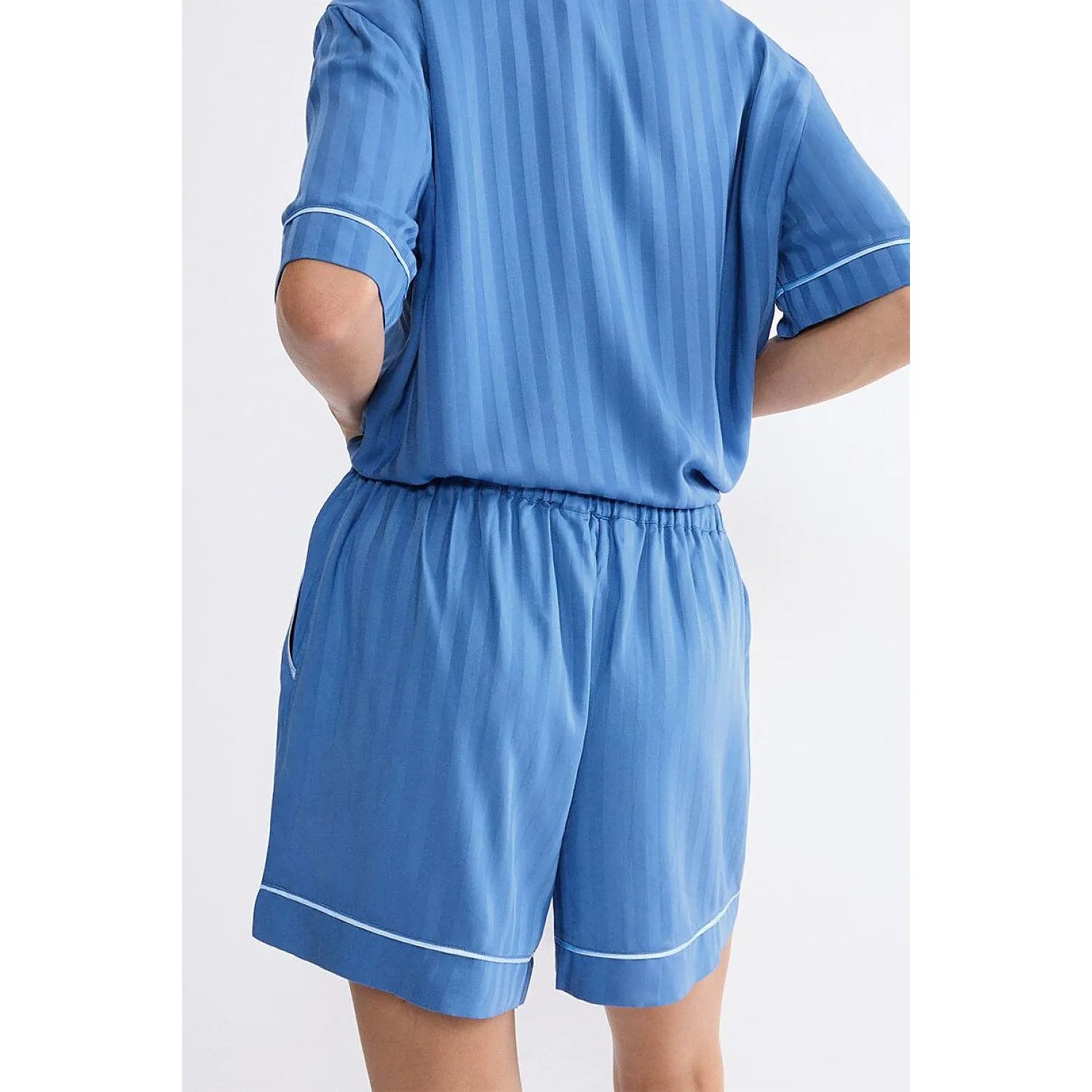 Chemise bleue à rayures jacquard, manches courtes, détails raffinés, style Amourette Jacquard, élégance et confort.