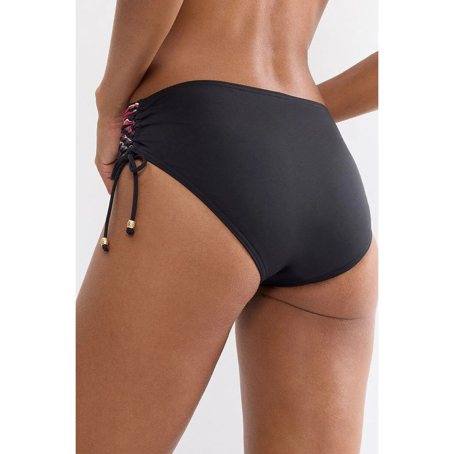 Culotte de bain noire Triumph avec côtés réglables et détails métalliques, coupe moyenne pour confort et élégance.