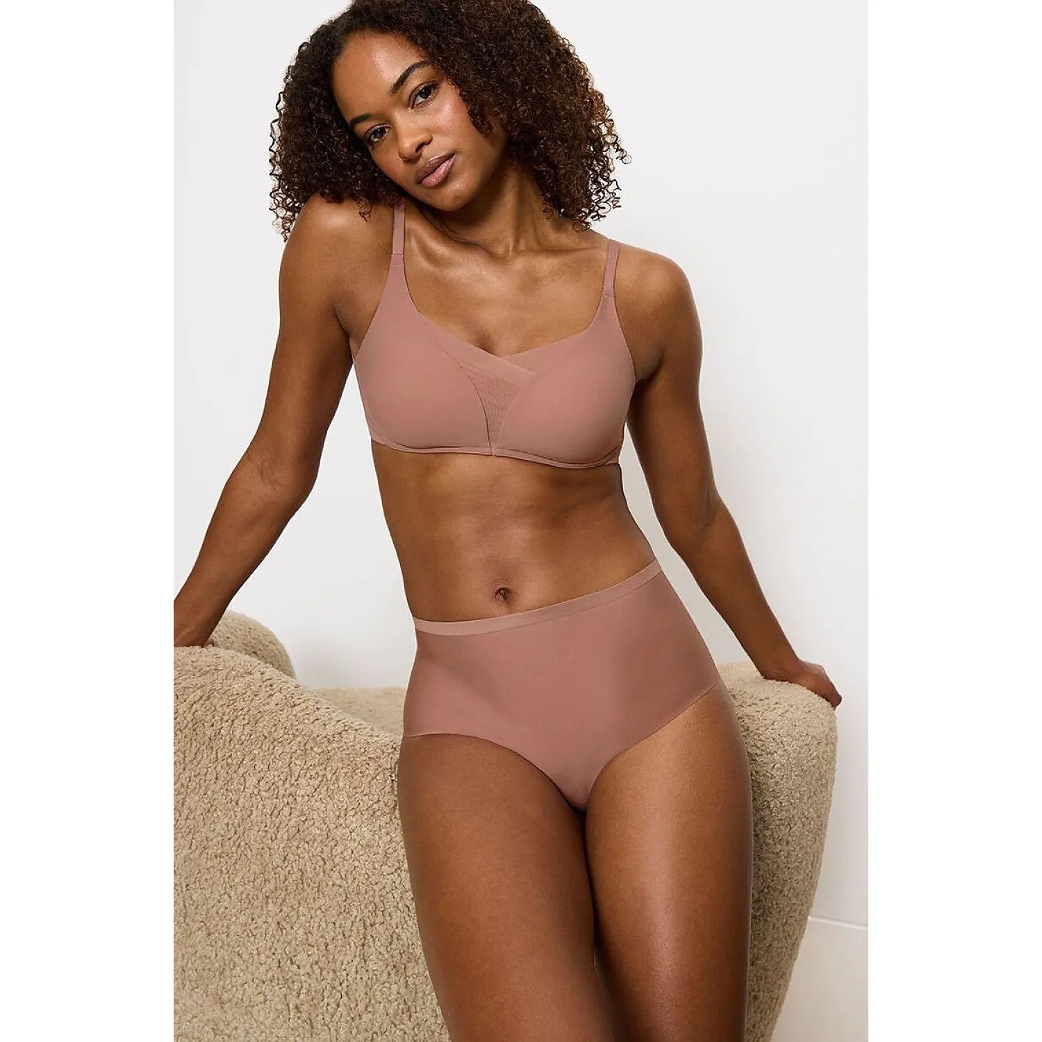 Culottes sculptantes maxi Triumph couleur chair, coupe haute, zones amincissantes, confort et invisibilité sous vêtements.