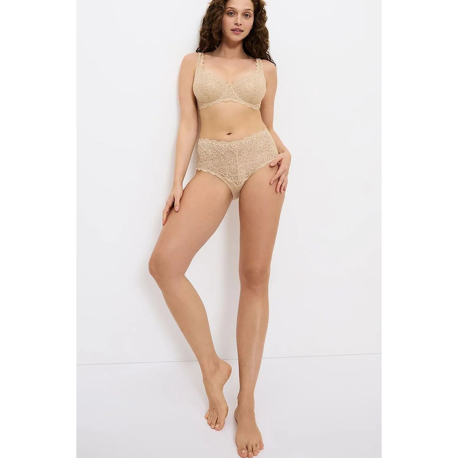 Culotte Triumph Amourette Maxi beige en dentelle, taille haute, ajustement parfait, confort microfibre et fibre LYCRA.