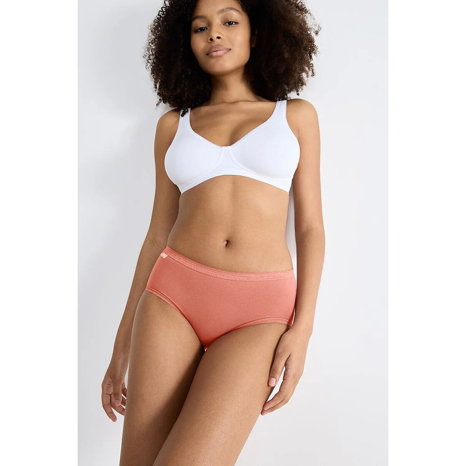 Culottes Sloggi Basic Midi en coton rose, coupe classique, portées par un mannequin, confort et style quotidien.