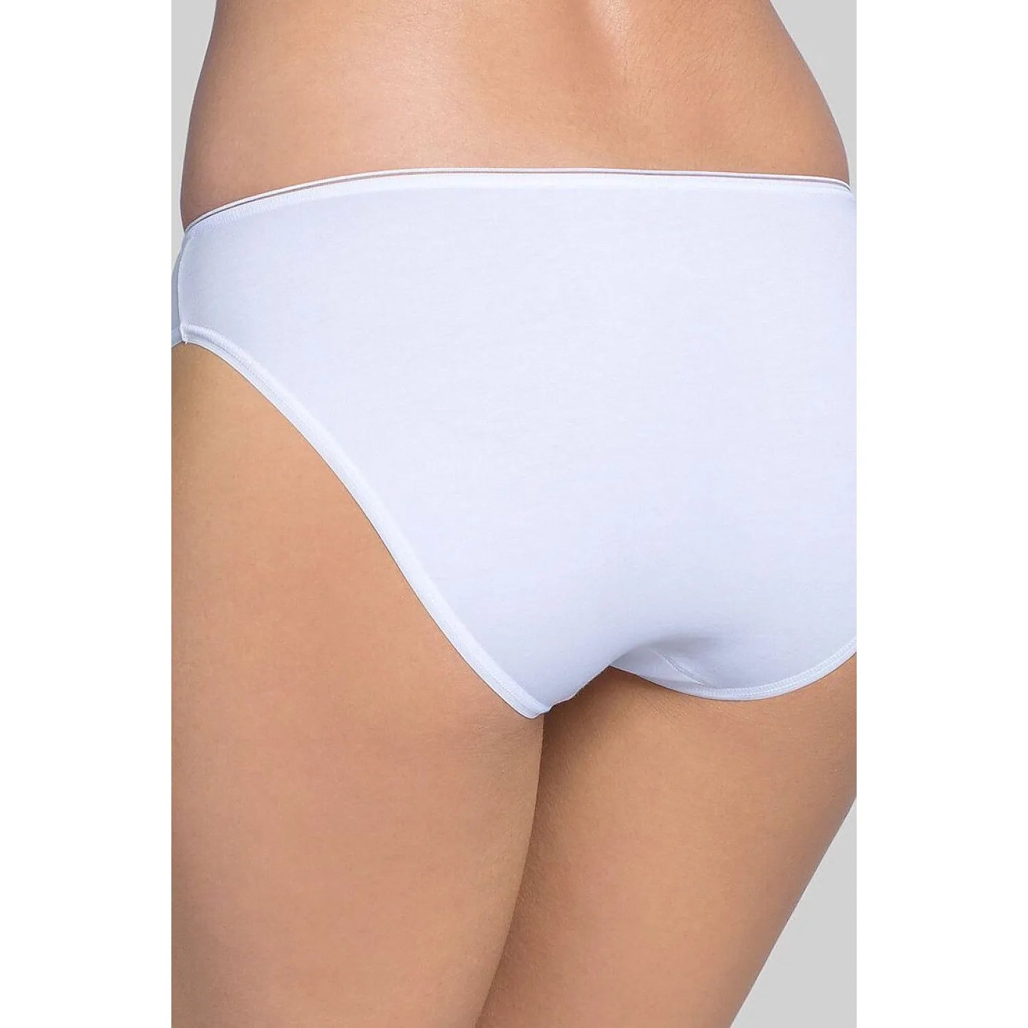 Culotte Sloggi blanche en microcoton respirant, coupe tai élégante, confort optimal, vue arrière sur mannequin.