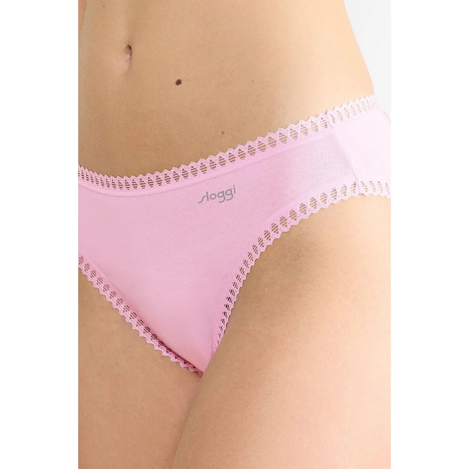 Culotte rose en coton bio, coupe high leg, dentelle fine, confort et élégance, lingerie féminine respectueuse de la peau.