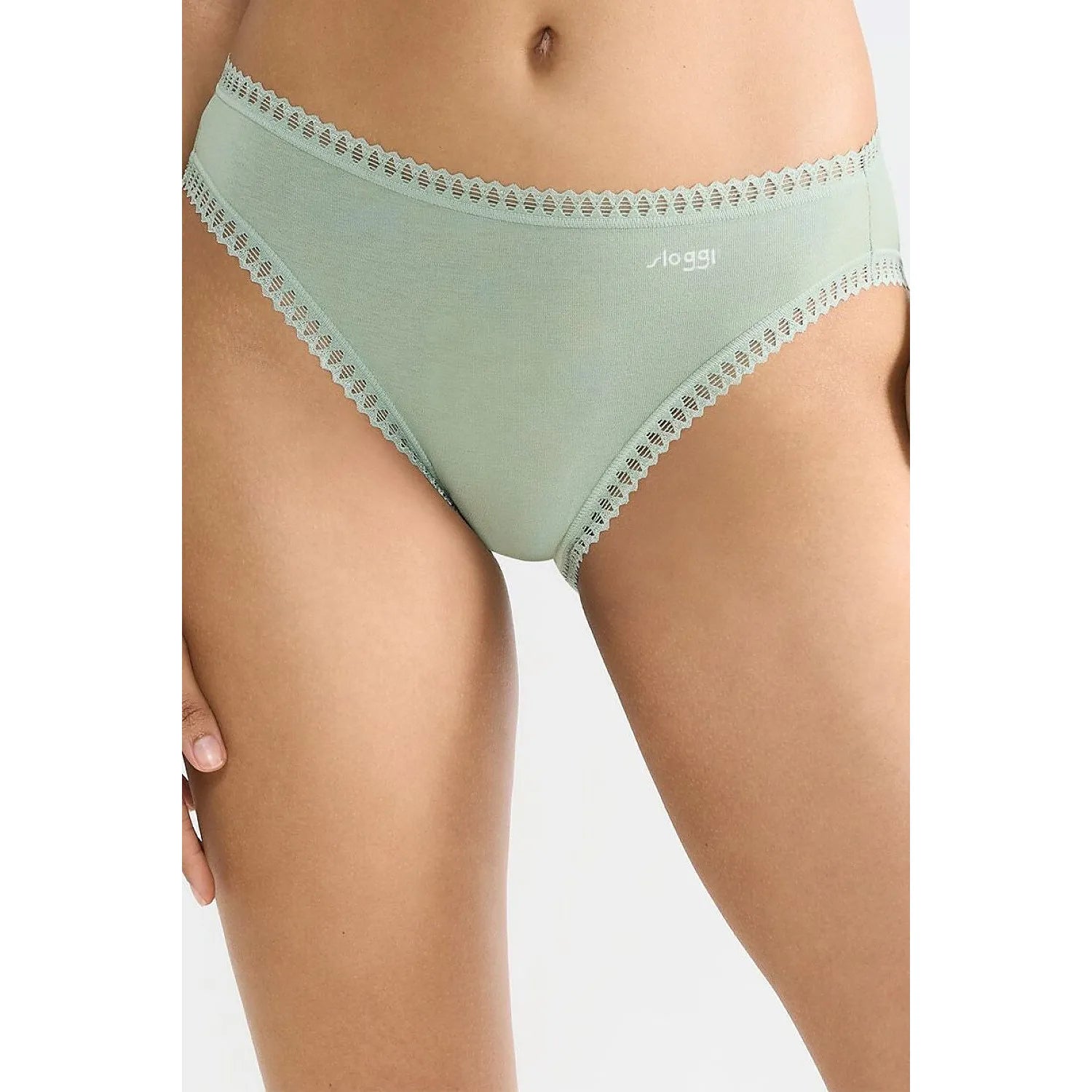 Culotte verte en coton bio Sloggi avec dentelle romantique, coupe haute, confort et élégance, lingerie respirante femme.