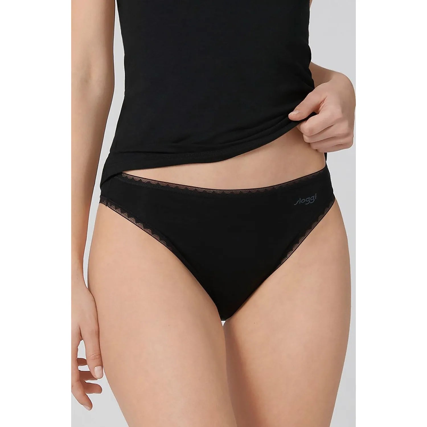Culottes noires en coton bio avec dentelle géométrique, coupe taille basse, confort quotidien pour femmes.