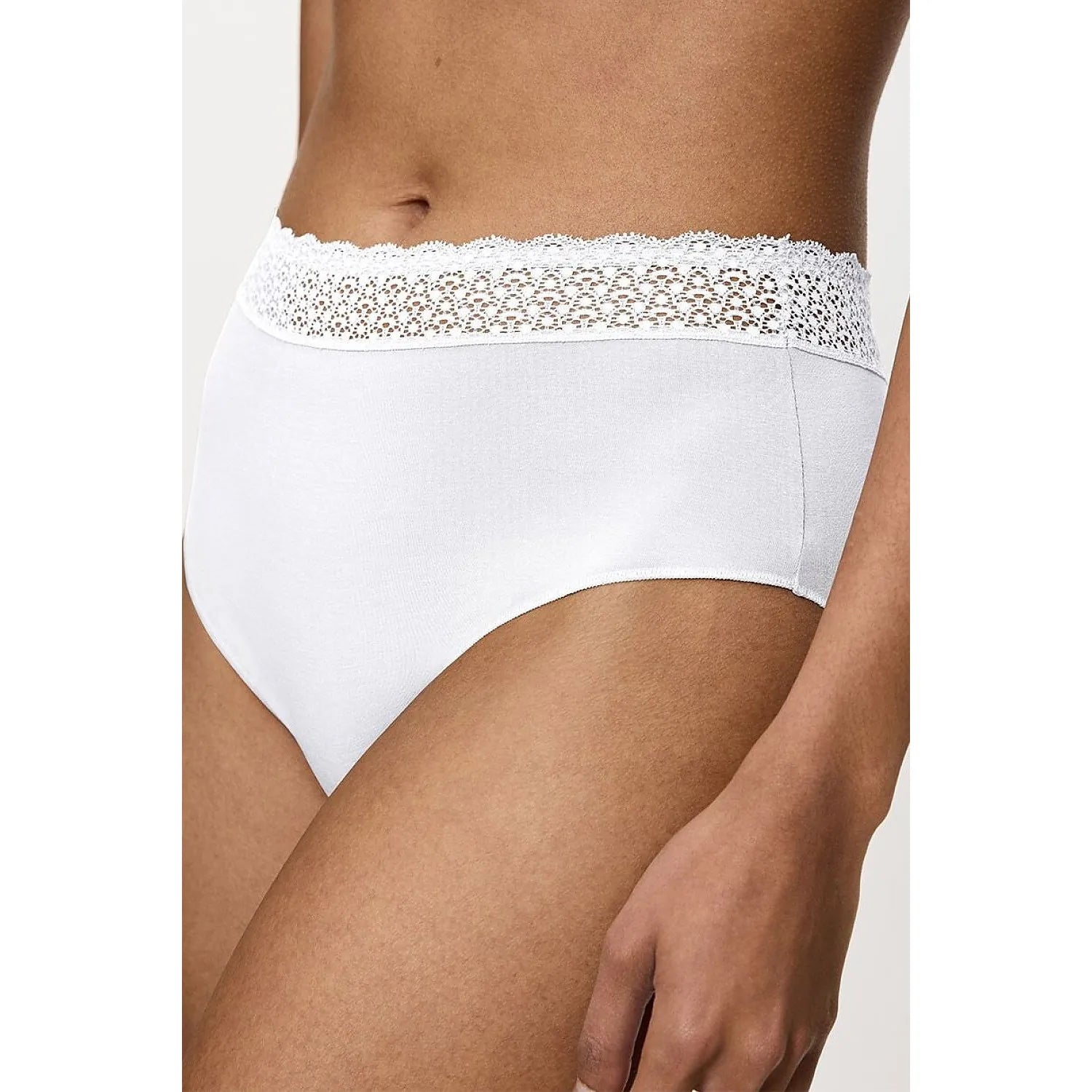 Culotte blanche Triumph en dentelle recyclée, taille haute, confort soyeux, invisibilité sous vêtements, respirabilité opt...