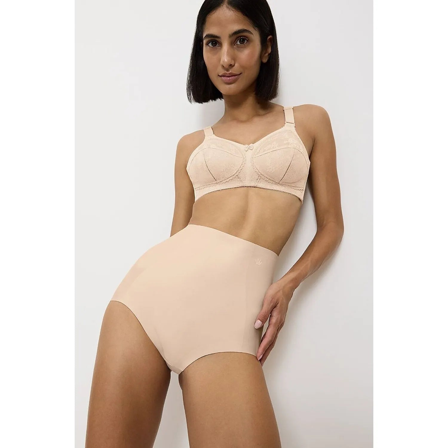 Culottes taille haute invisibles Triumph beige, effet lissant et confort shaping, modèle 10201723-00NZ pour silhouette aff...