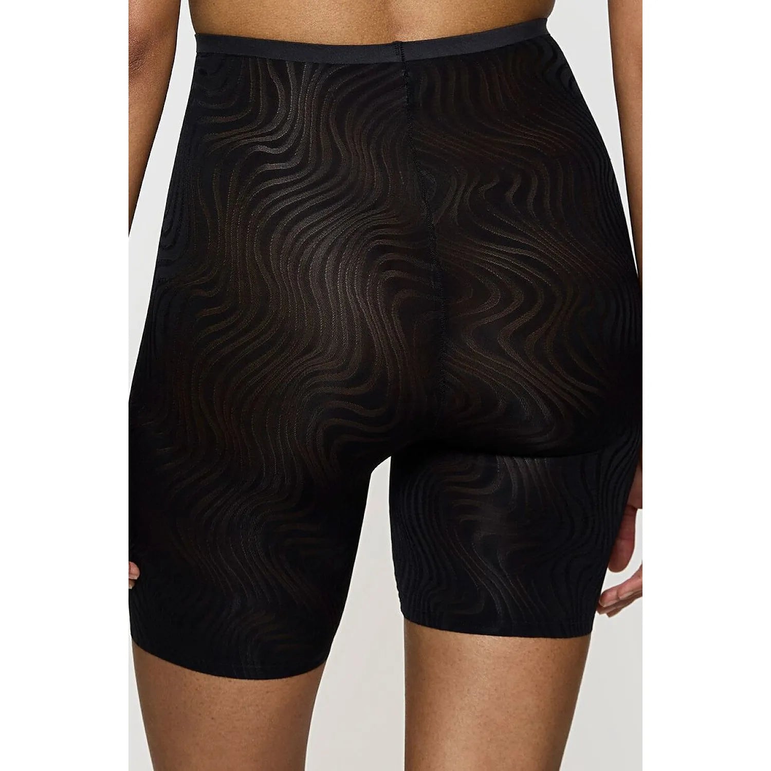 Culottes modelantes noires Triumph Shape Smart, design ondulé, contrôle ventre, invisibles sous vêtements ajustés.