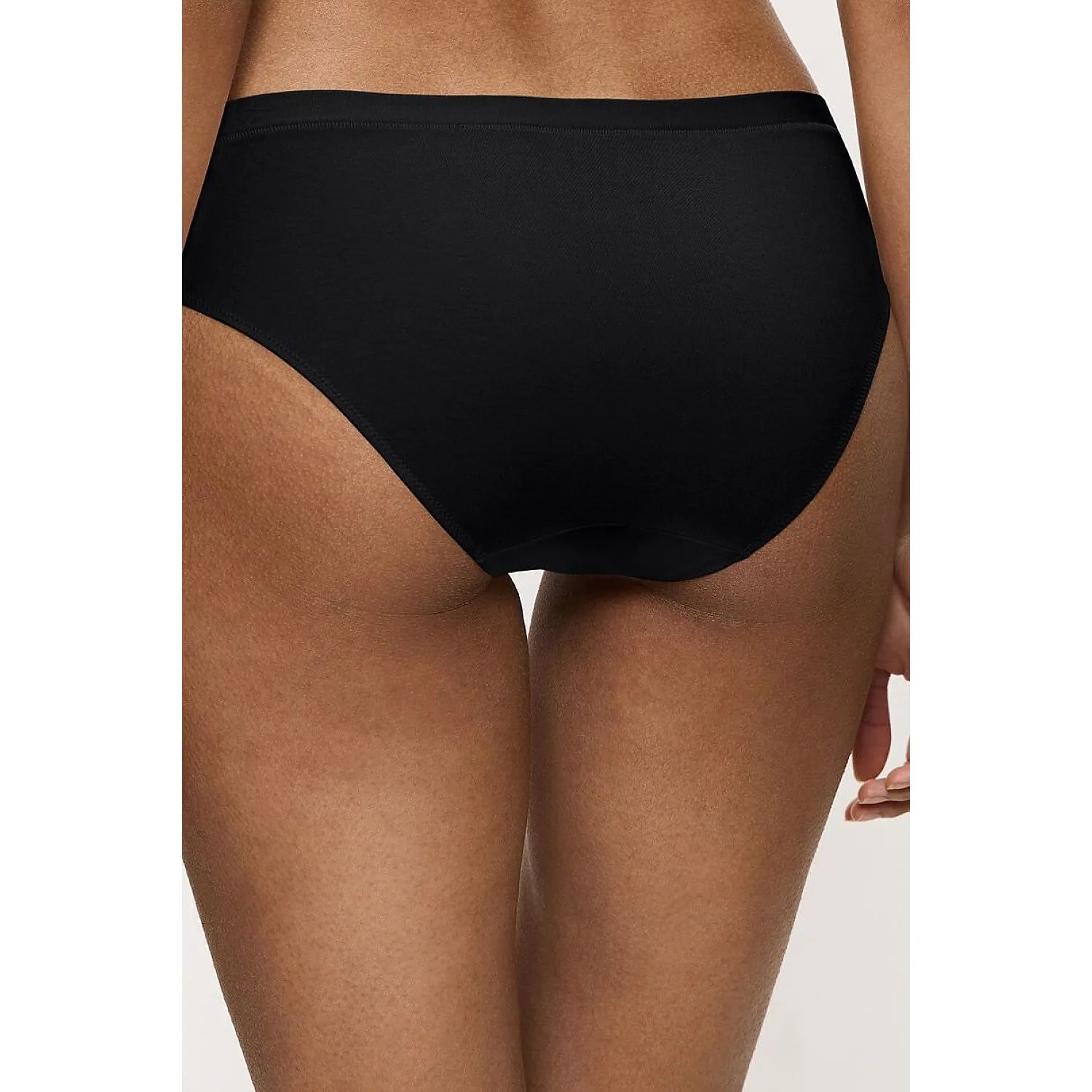 Culotte noire invisible Triumph en modal élastique, ajustement parfait, confort respirant pour femmes.