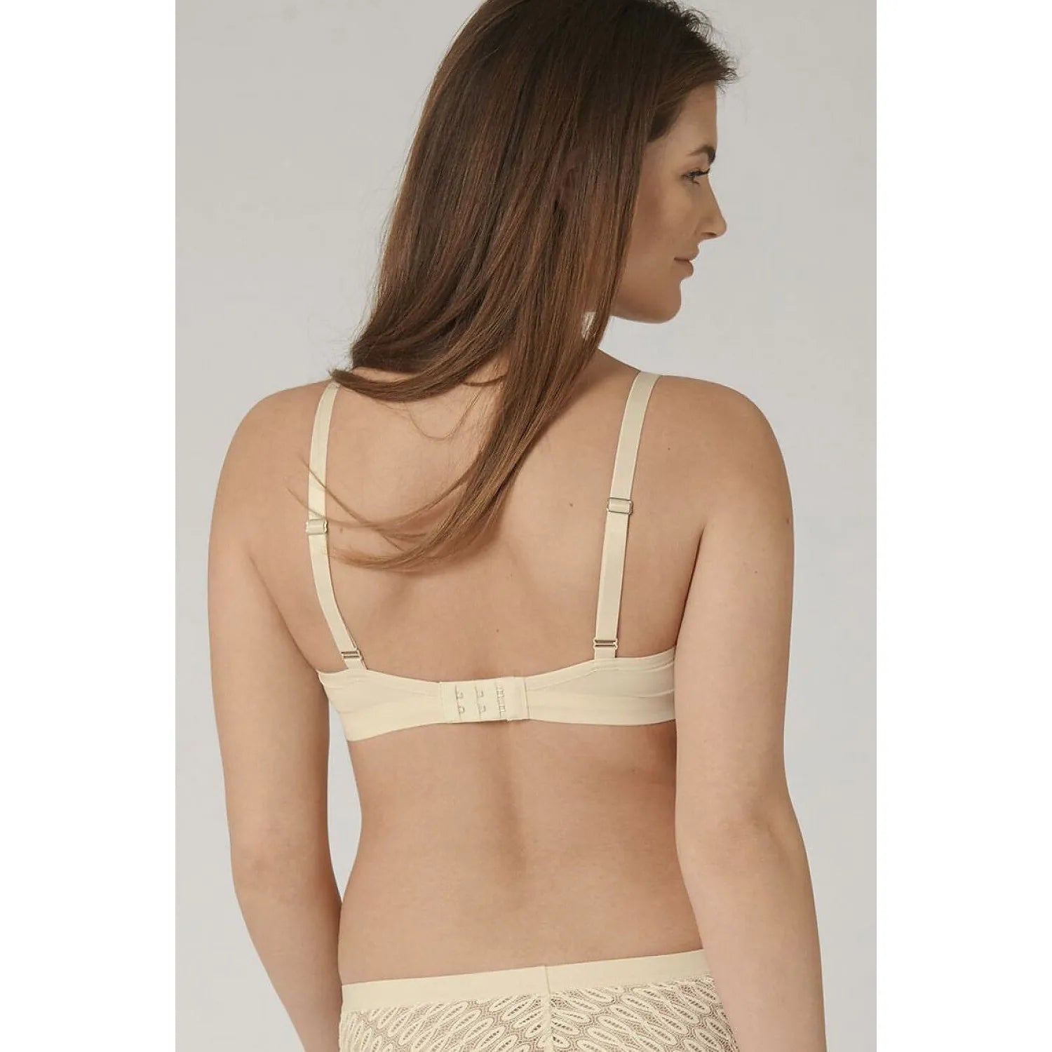 Culotte brésilienne Triumph Aura Spotlight beige, dentelle élégante, microfibre invisible, confort et style raffinés.