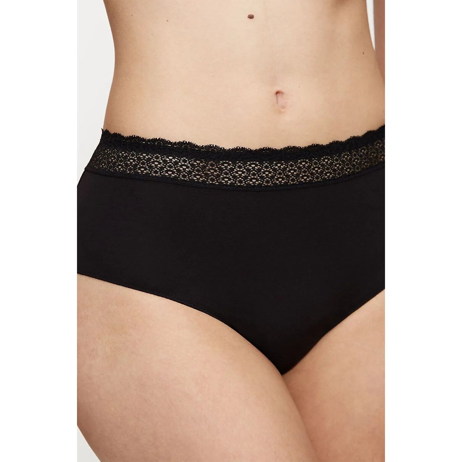 Culotte noire en modal avec dentelle recyclée, coton bio, coupe confortable, pour femmes conscientes et durables.
