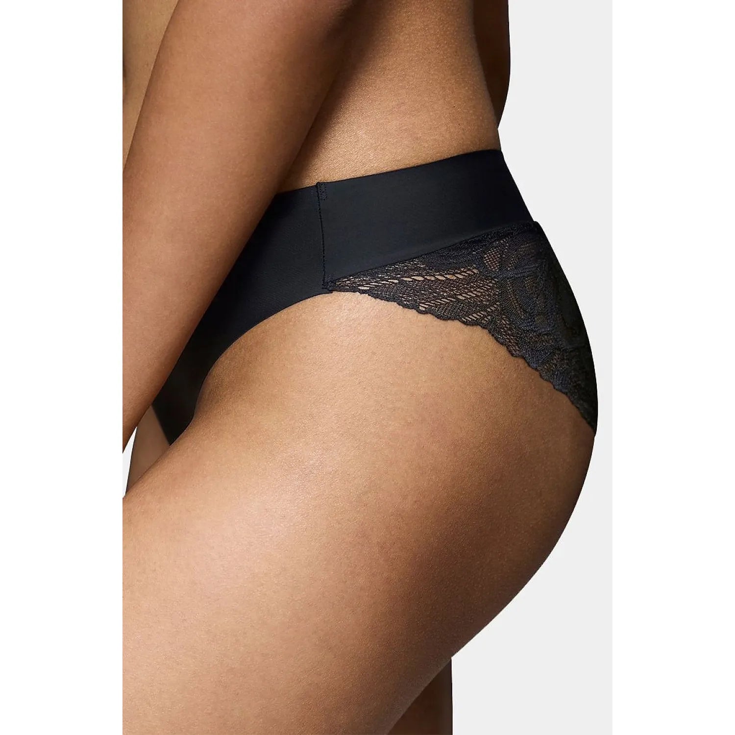 Culotte féminine noire en dentelle haute jambes, élégante et confortable, Triumph Body Make-Up Illusion Lace.