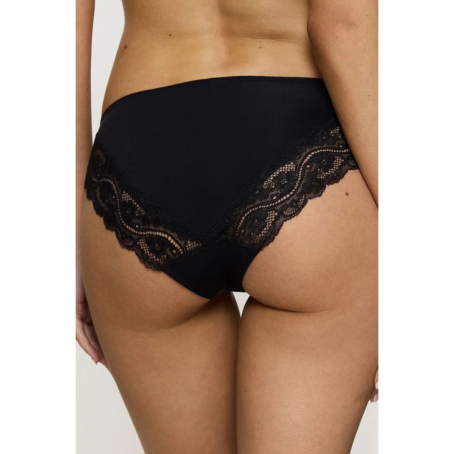 Culottes noires Triumph Lovely Micro, taille haute, dentelle élégante, coupe tai, silhouette féminine et allongée.