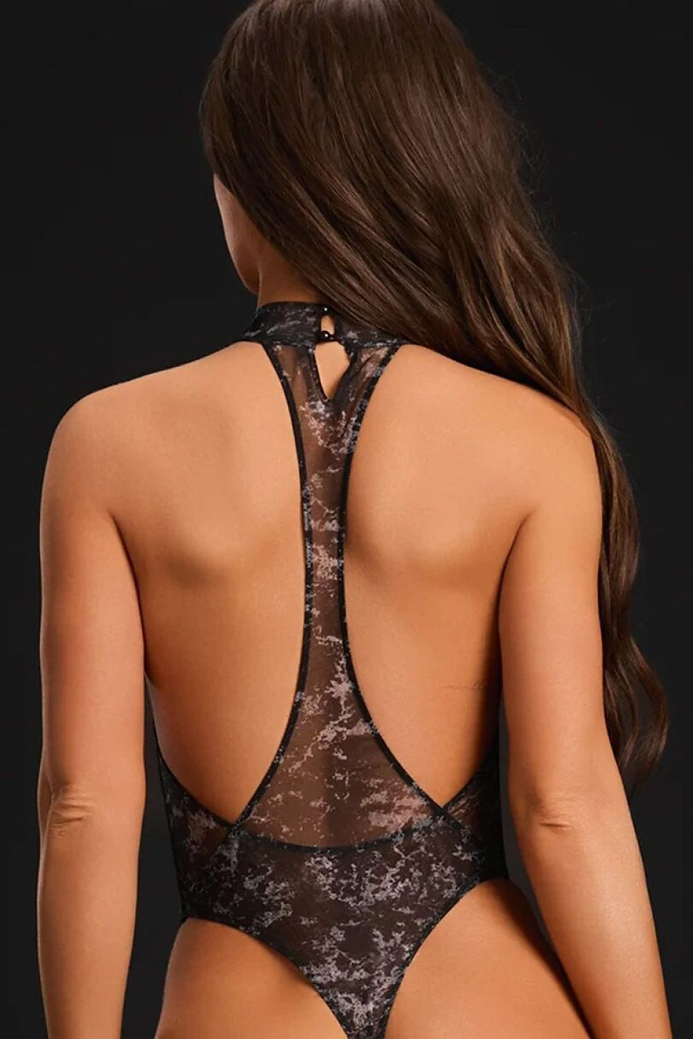 Body transparent marbré, coupe ajustée, dos découvert, col roulé court, style moderne et sensuel, modèle Obsessive 229751.