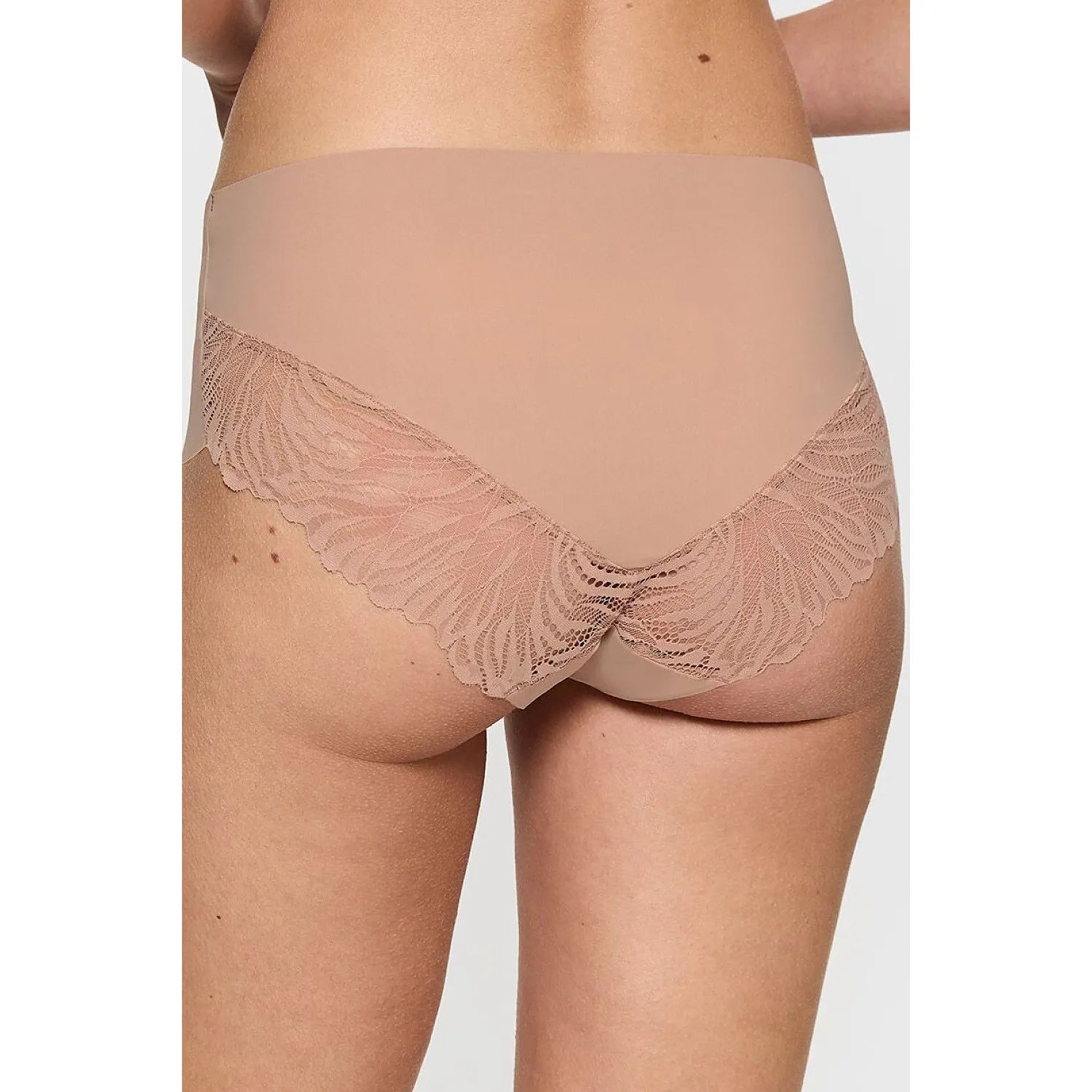 Culotte Triumph beige en microfibre douce, coupe maxi, finition sans couture, détails dentelle, ajustement parfait.