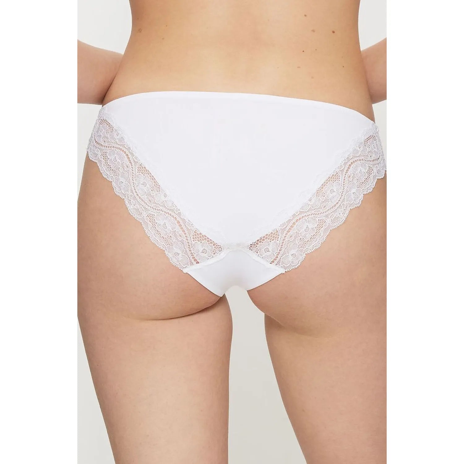 Culotte blanche Triumph Lovely Micro Tai avec dentelle délicate, taille légèrement haute, coupe élégante et féminine.