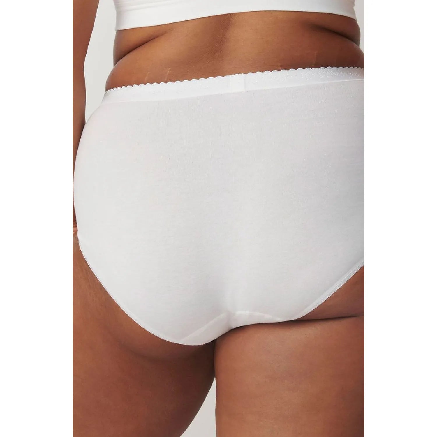 Culotte Sloggi blanche taille haute, dentelle subtile à la taille, coton doux, coupe ample pour confort et maintien.