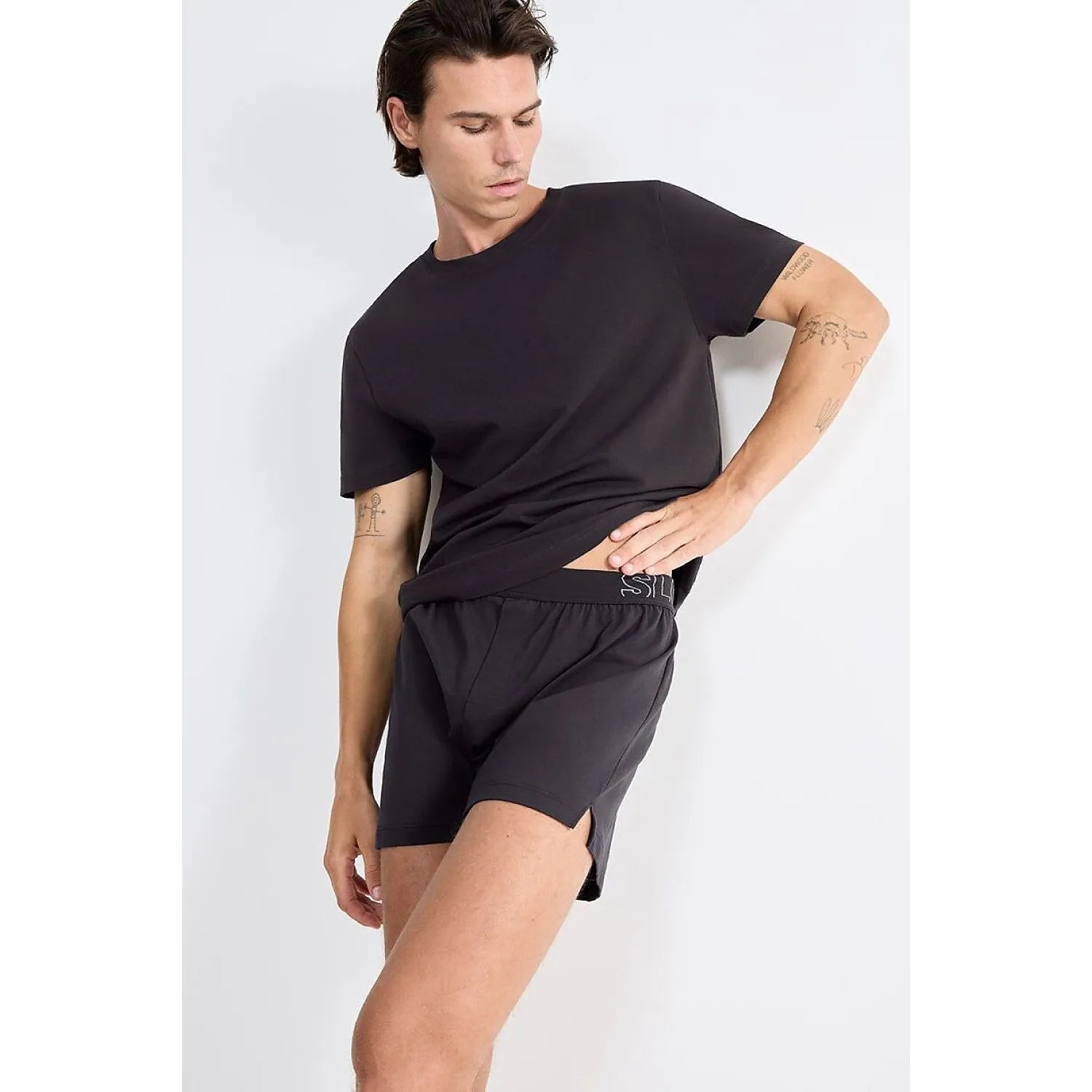 Boxer homme noir coton bio Sloggi 10215473-3828, style moderne, confort doux, porté par un modèle en t-shirt assorti.