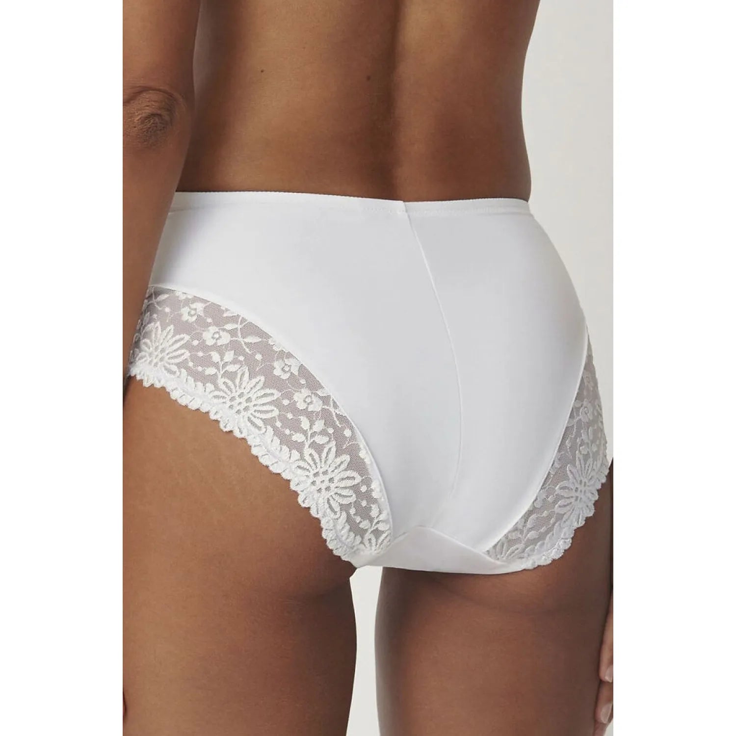 Culotte blanche taille haute Triumph 230016, dentelle florale sur les côtés, confort et élégance pour usage quotidien.