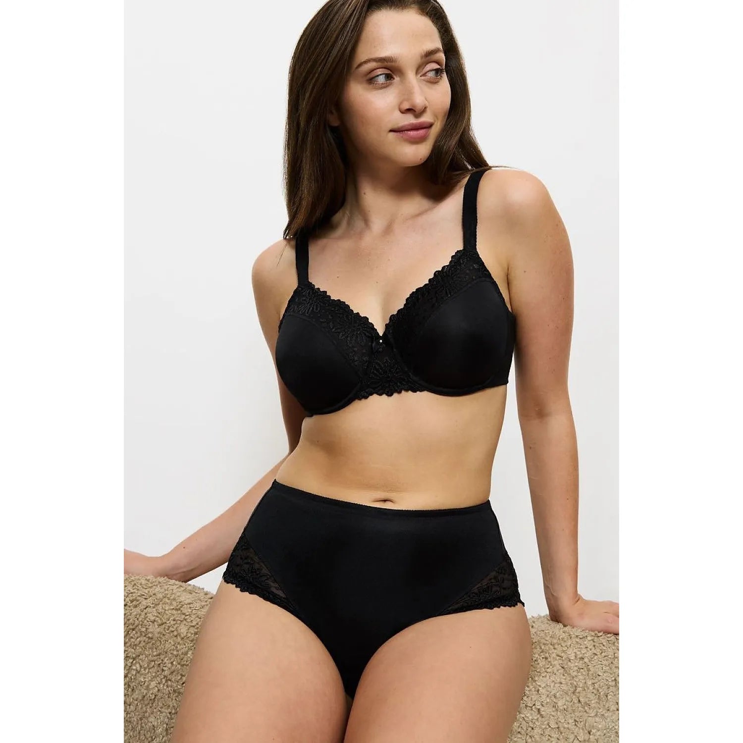 Culottes taille haute noires Ladyform 10210671 avec dentelle délicate, élégance et confort pour silhouette féminine.