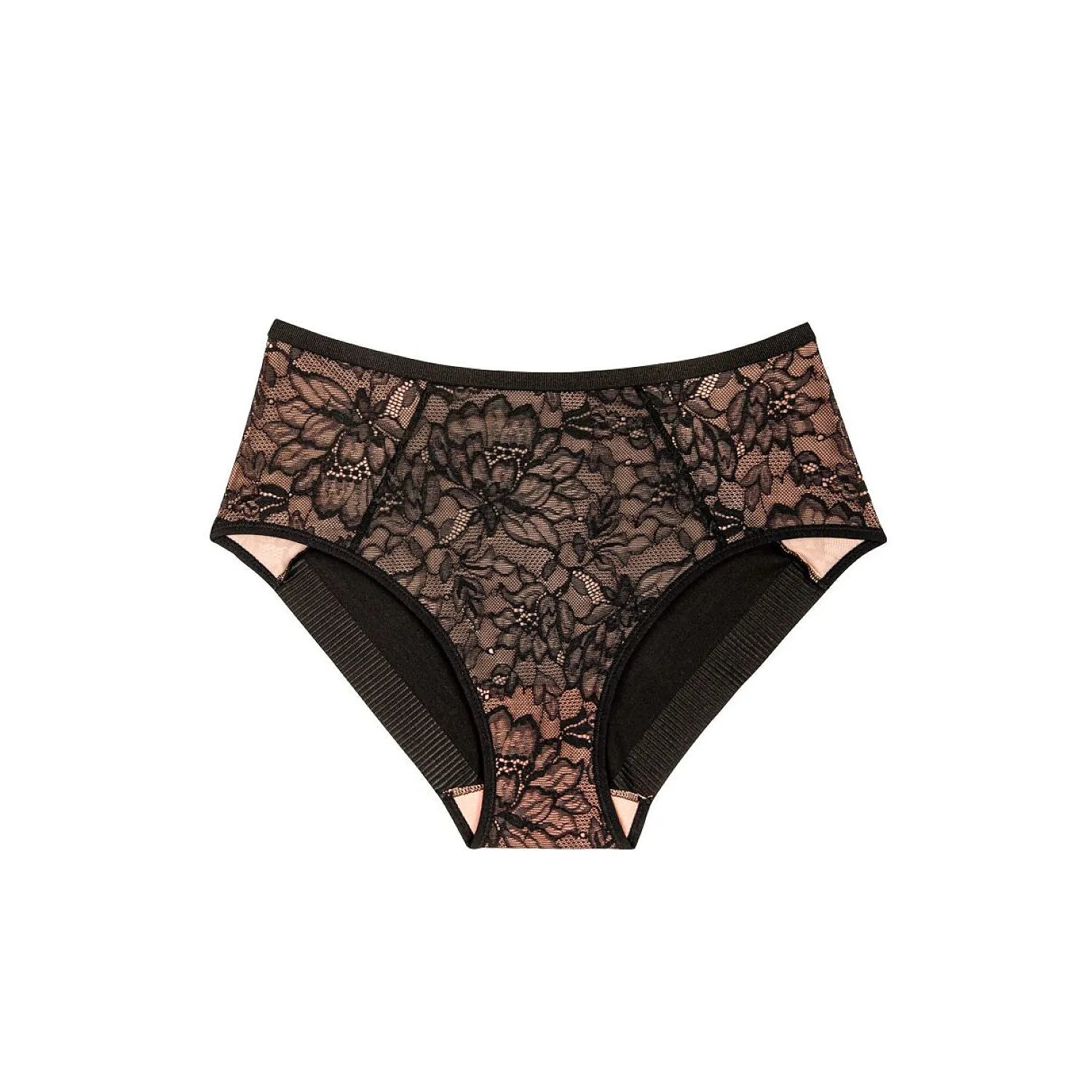 Culotte Triumph Amourette Charm noire en dentelle délicate, taille haute, côtés larges, design élégant et féminin.