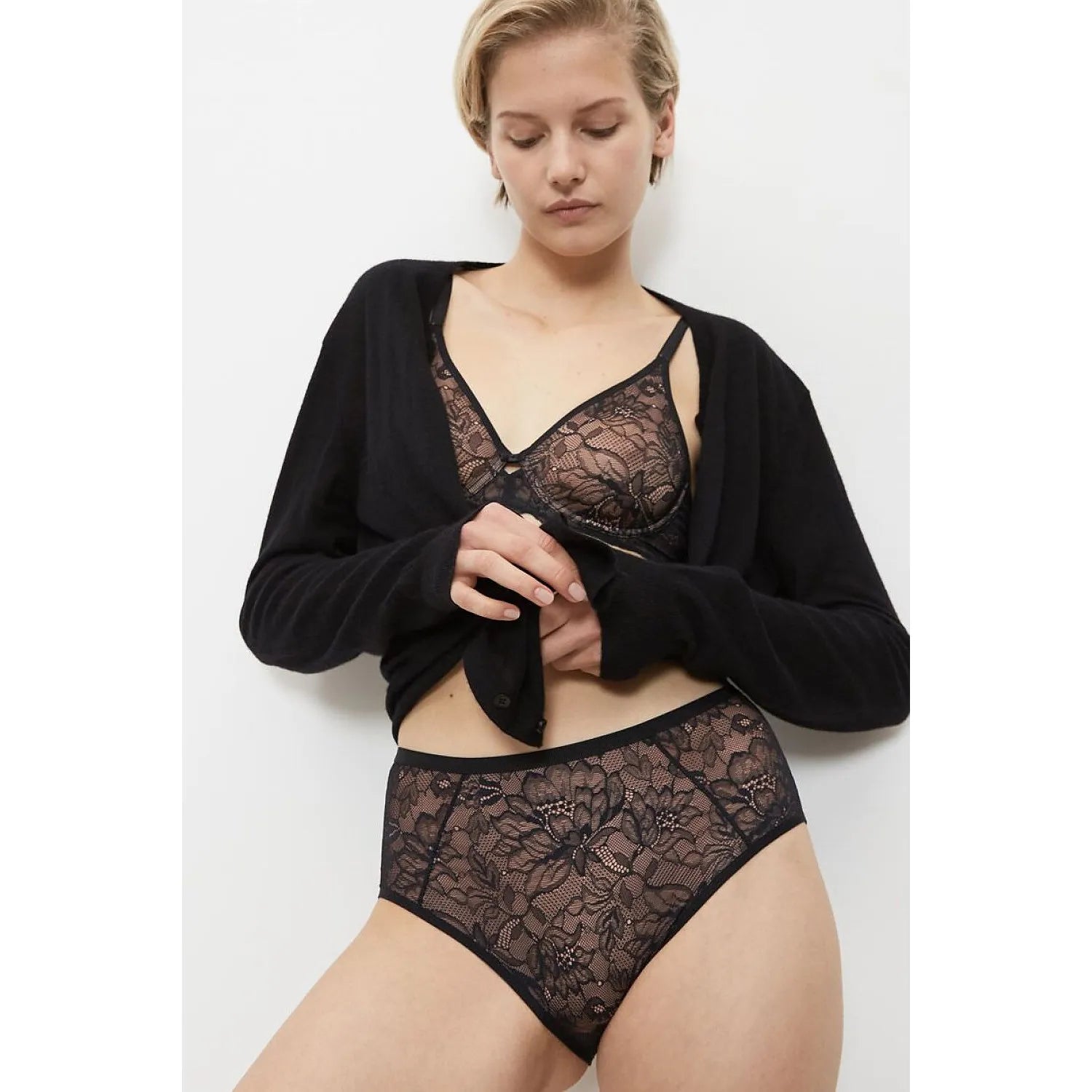 Culotte Triumph Amourette Charm noire, dentelle florale, taille haute, côtés larges, ajustement parfait, élégance féminine.