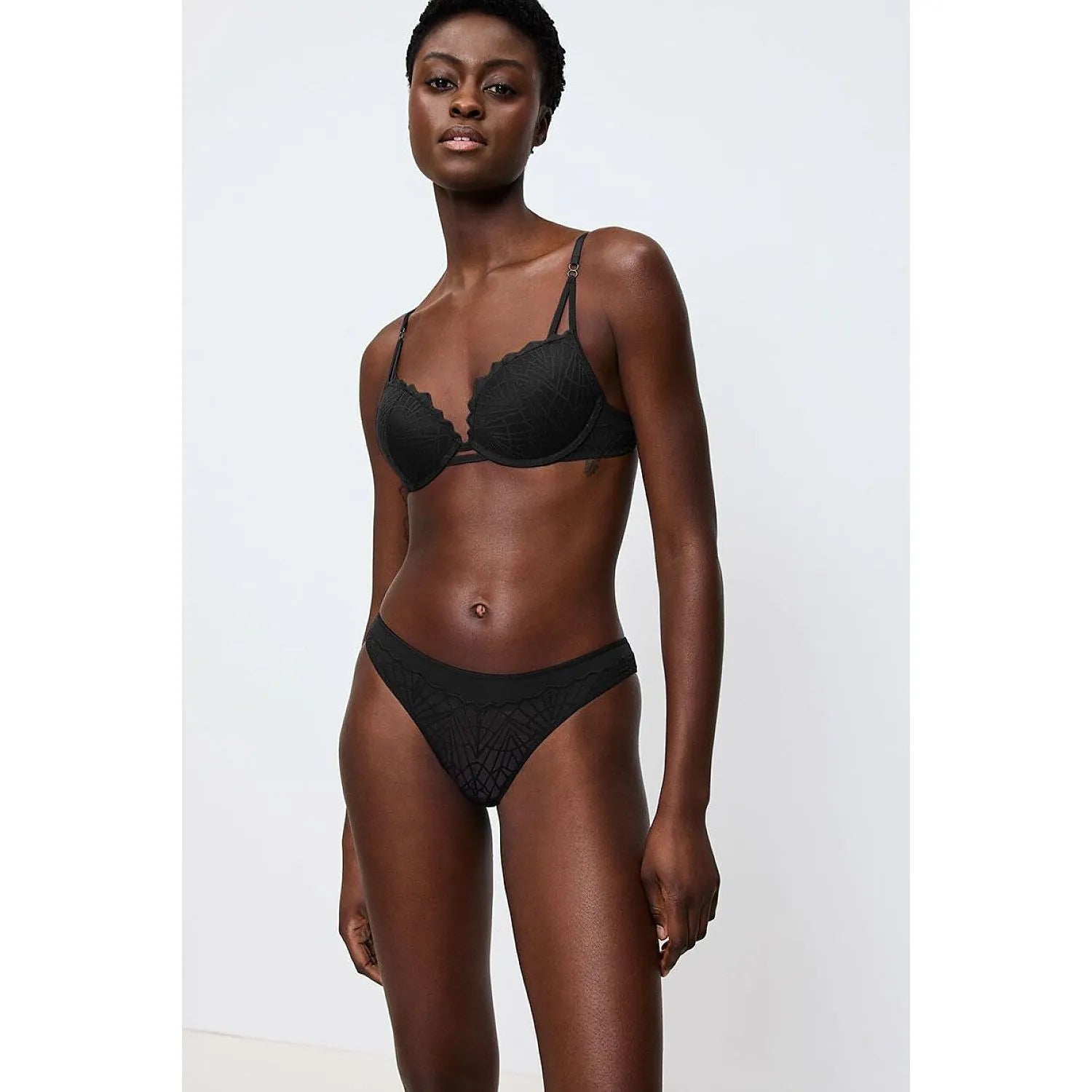 Culotte brésilienne noire en dentelle et maille, taille haute, élégante et sensuelle, modèle Triumph That Night In Vegas.