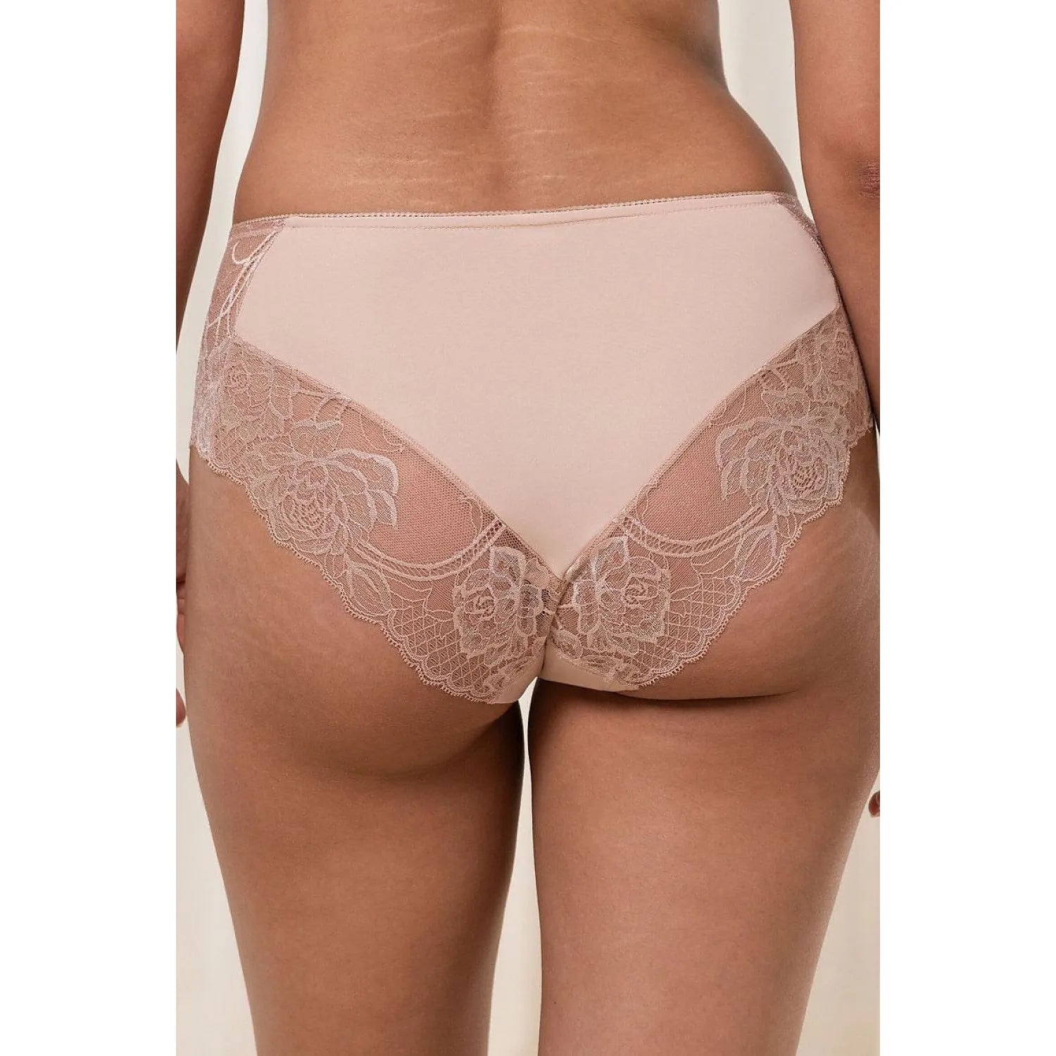 Culotte Triumph modèle 230042, couleur rose poudré, dentelle florale délicate, taille haute, confort et élégance.