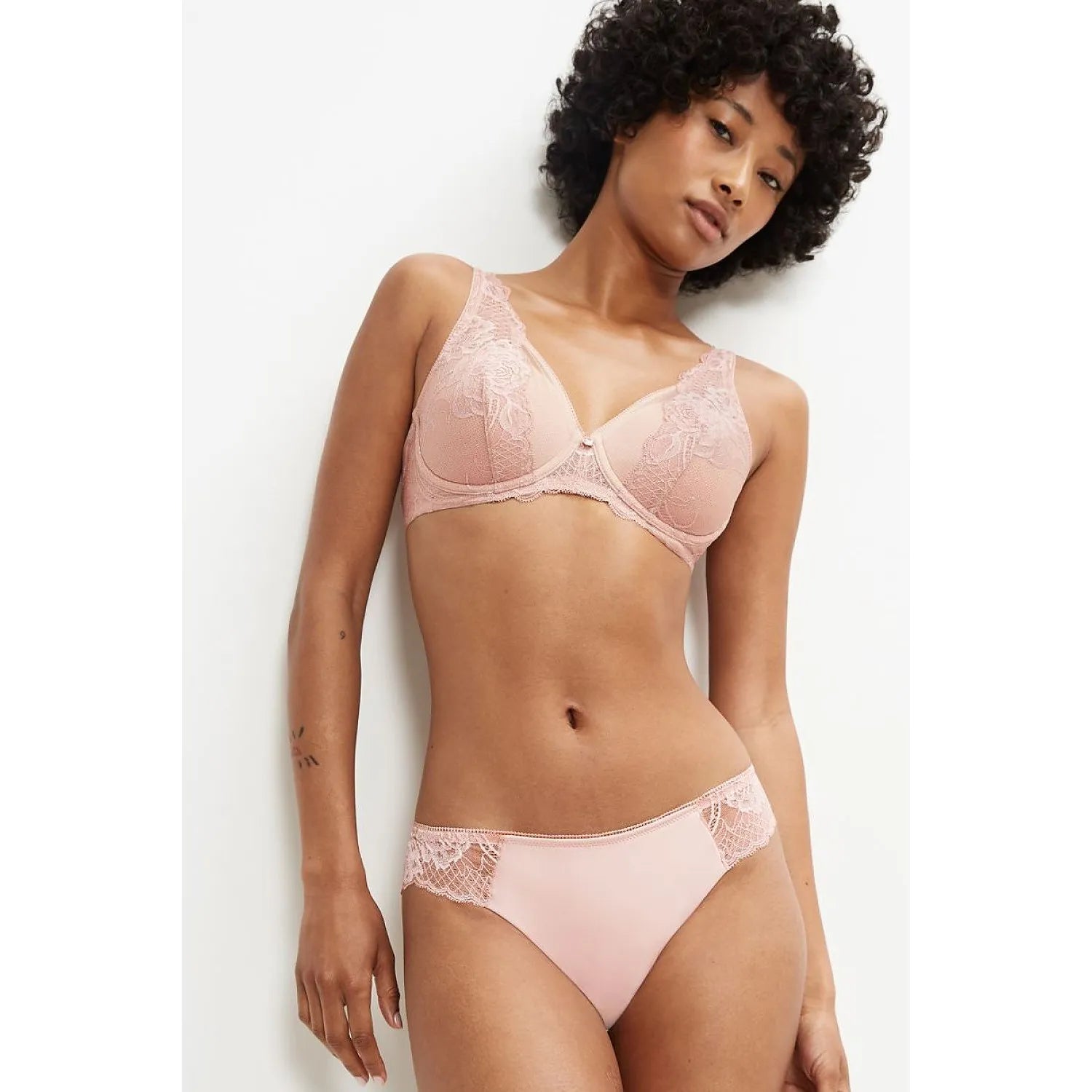 Culotte brésilienne rose Triumph avec dentelle florale délicate, coupe féminine, dos en dentelle, confort et élégance.