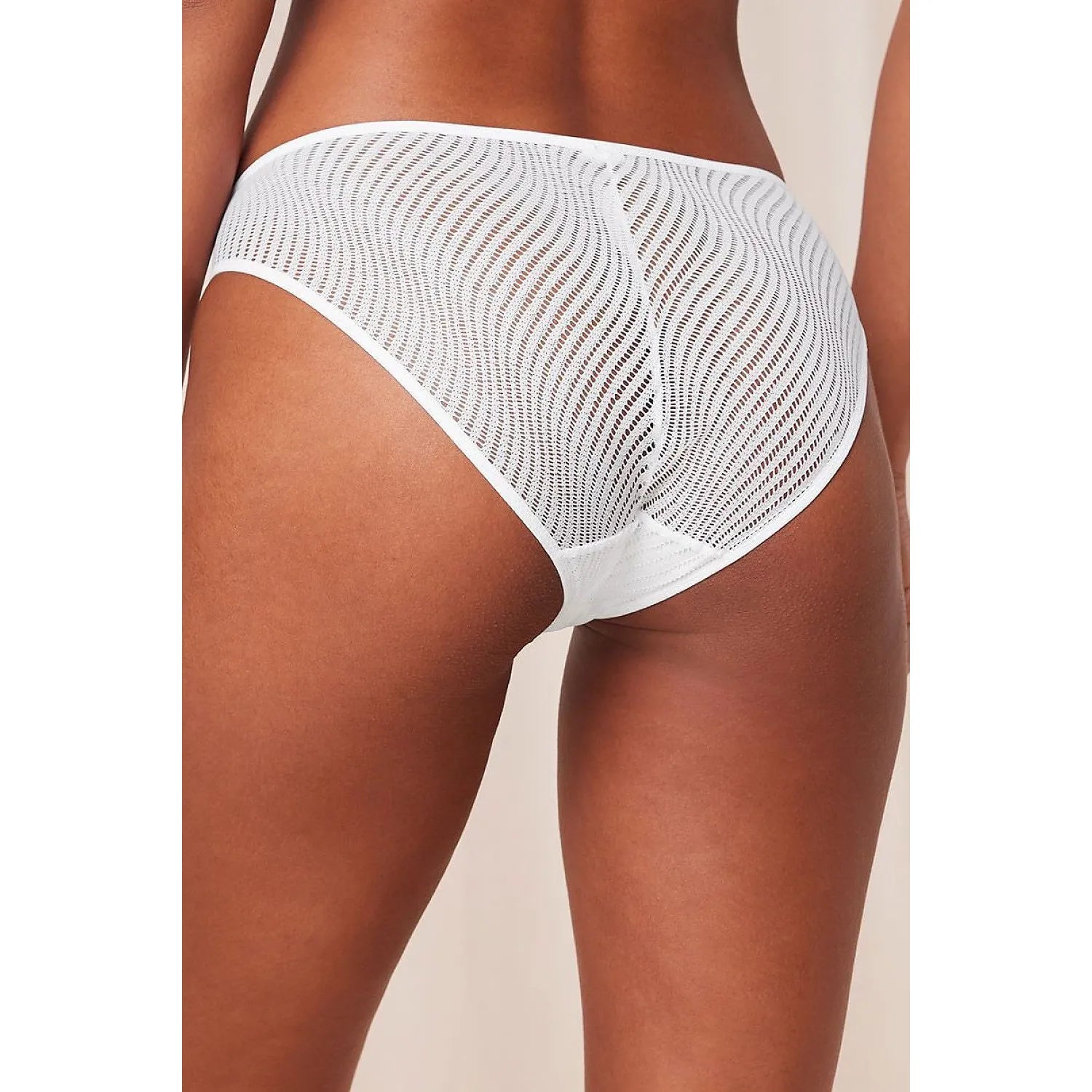 Culotte blanche Triumph Tai Harmony Spotlight en dentelle graphique, coupe classique, détails transparents, ajustement par...