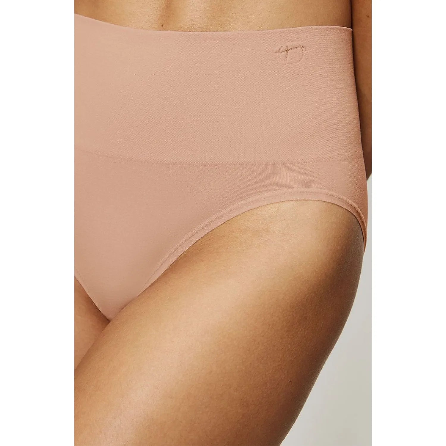 Culotte taille haute beige Triumph 230050, tissu doux, logo en relief, coutures plates, confort optimal, maintien moyen.