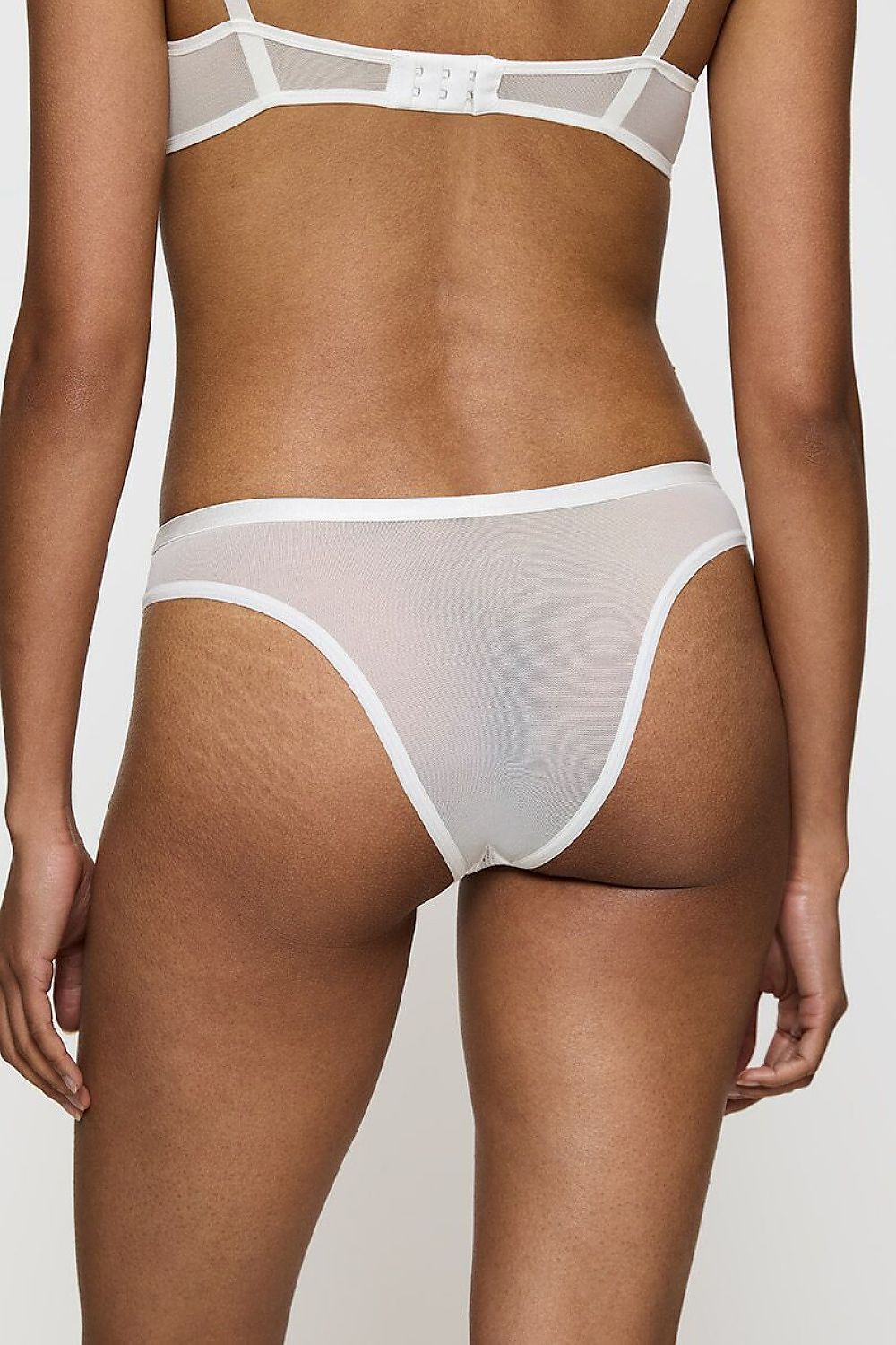 Culotte brésilienne blanche Triumph 230051 avec dentelle délicate, bande élastique fine, coupe féminine élégante.