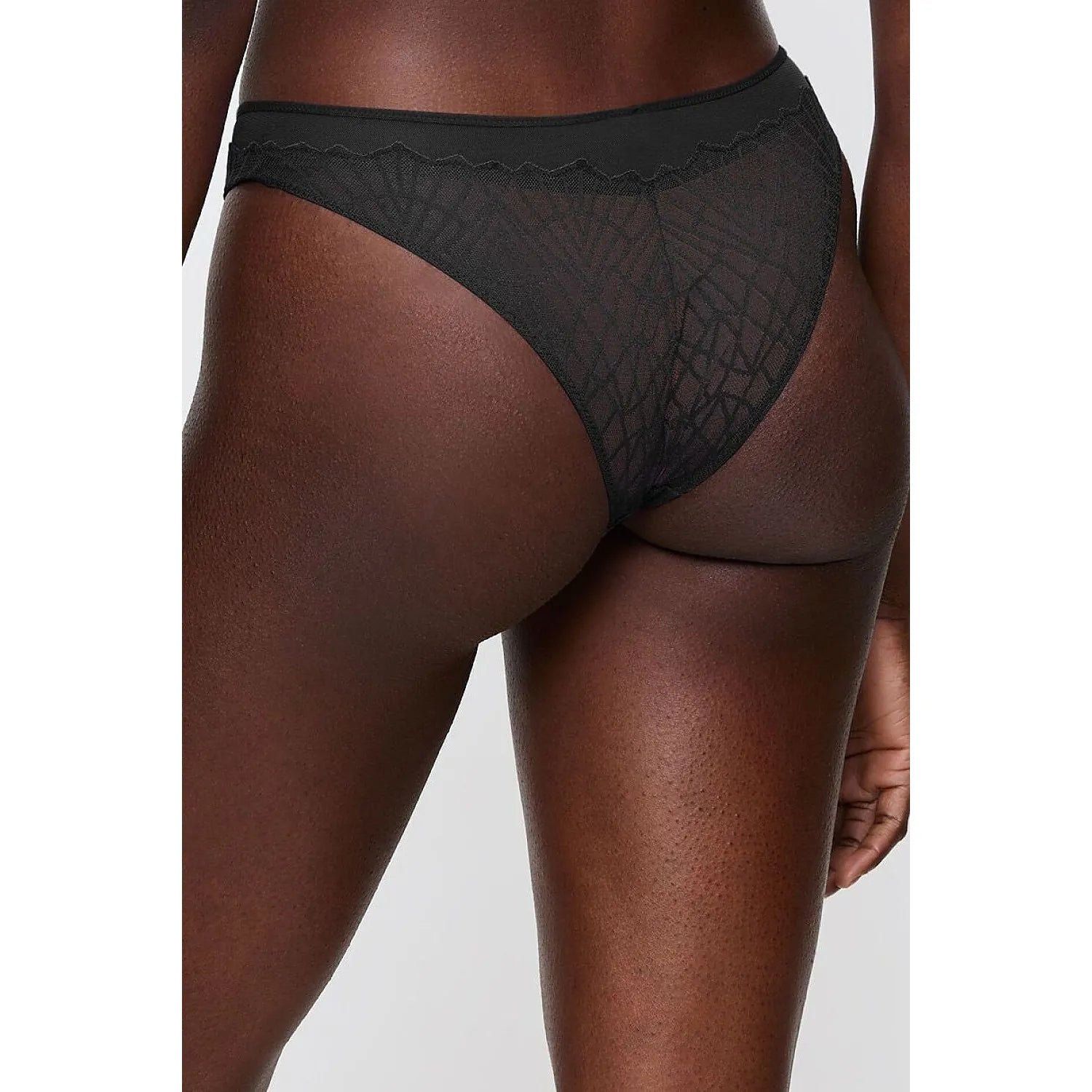 Culotte brésilienne noire en dentelle et maille, coupe haute, élégante et sensuelle, modèle Triumph 230053.