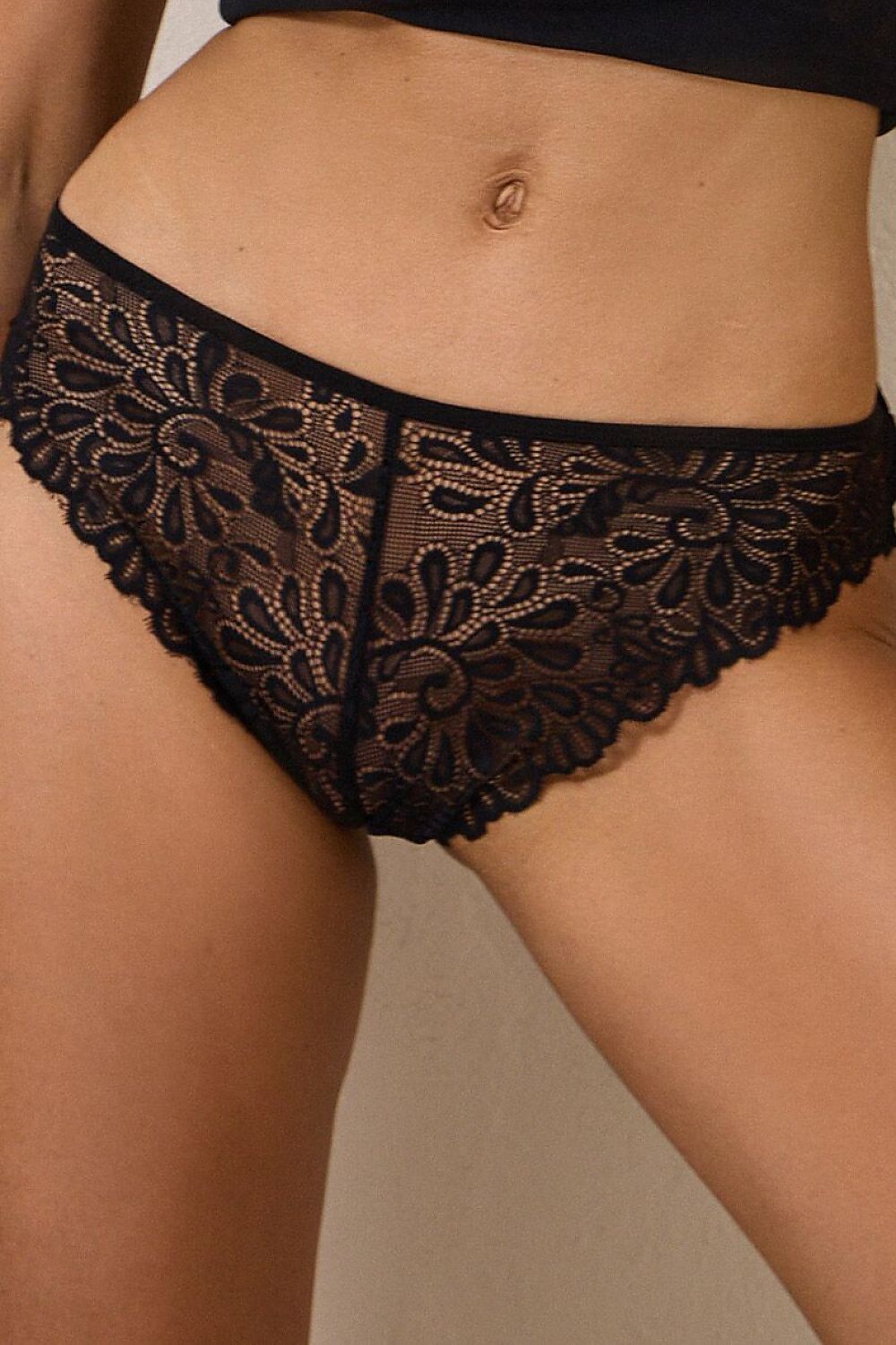 Culottes en dentelle noire avec motif floral, coupe classique, nœud en satin au dos, élégance et féminité.