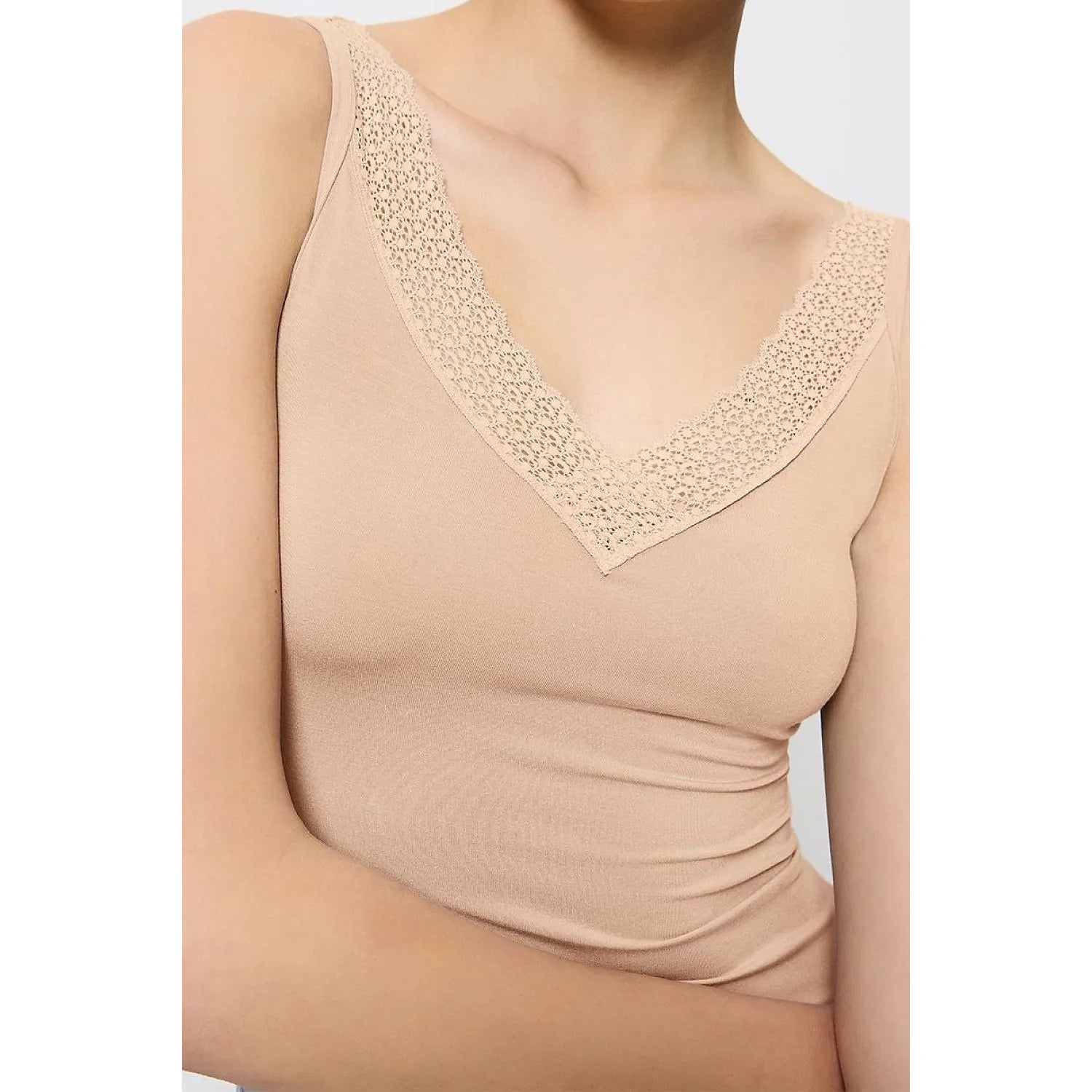 Débardeur beige femme TENCEL Modal, dentelle recyclée, col en V, ajusté, élégant et confortable.