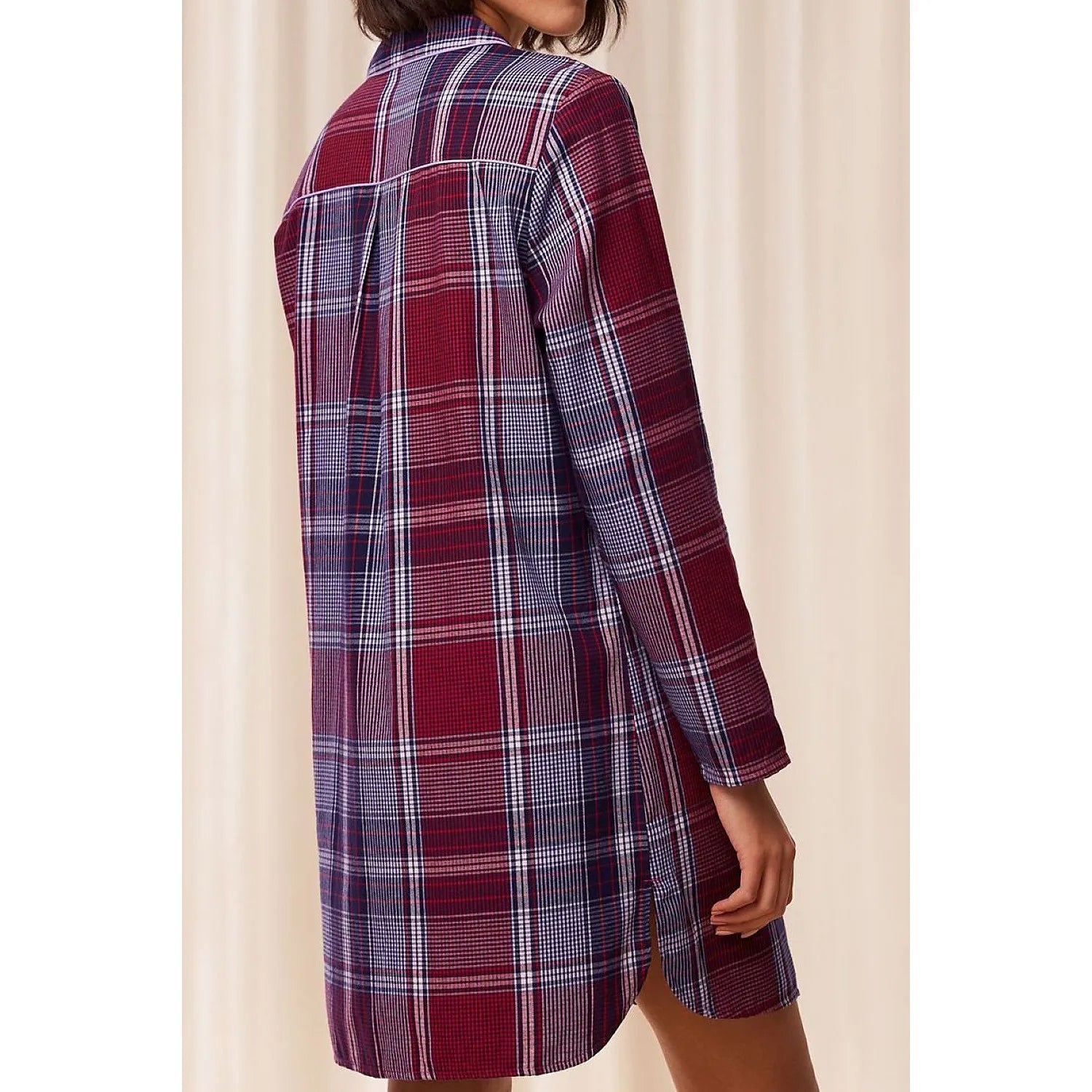 Chemise de nuit ample en coton bio à carreaux rouges et bleus, boutons contrastés, style classique pour femme.