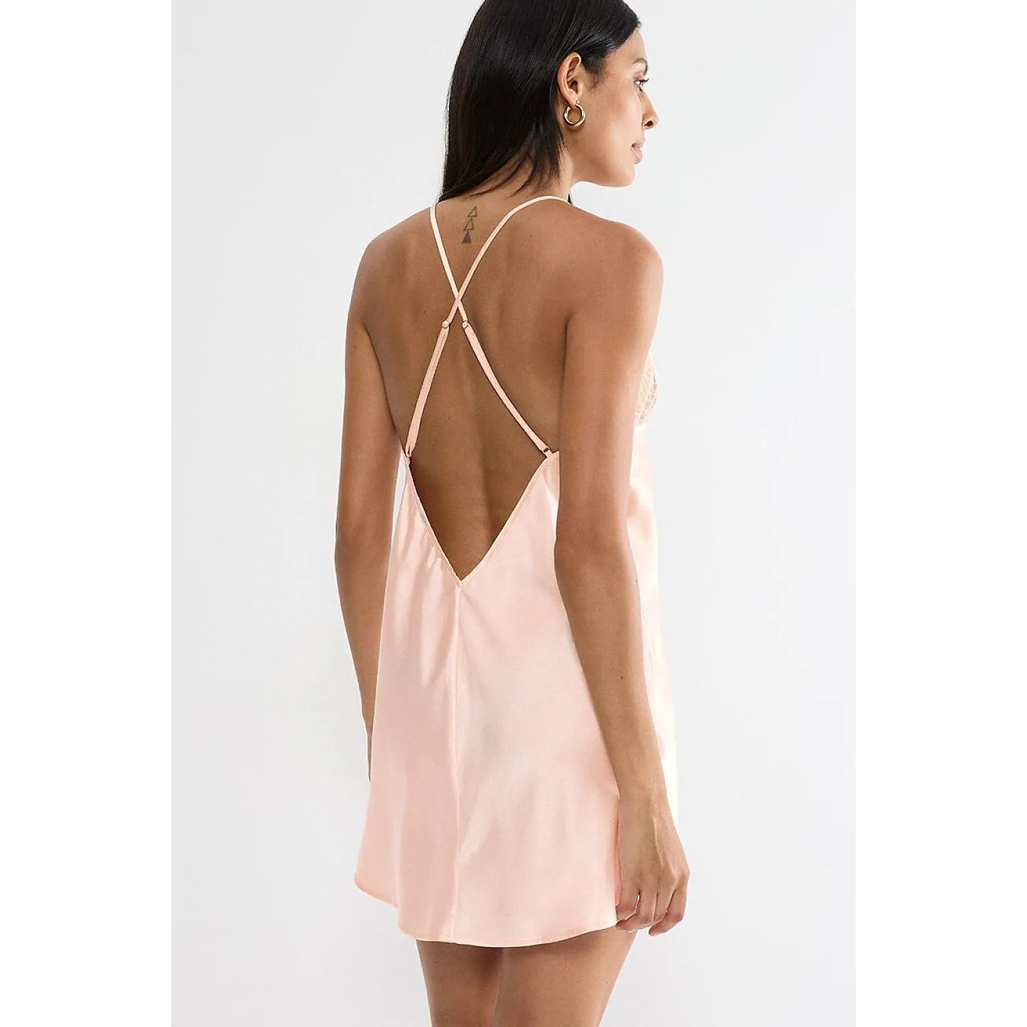 Chemise de nuit satin pêche Triumph, dentelle élégante, bretelles croisées, coupe moderne, confort féminin.