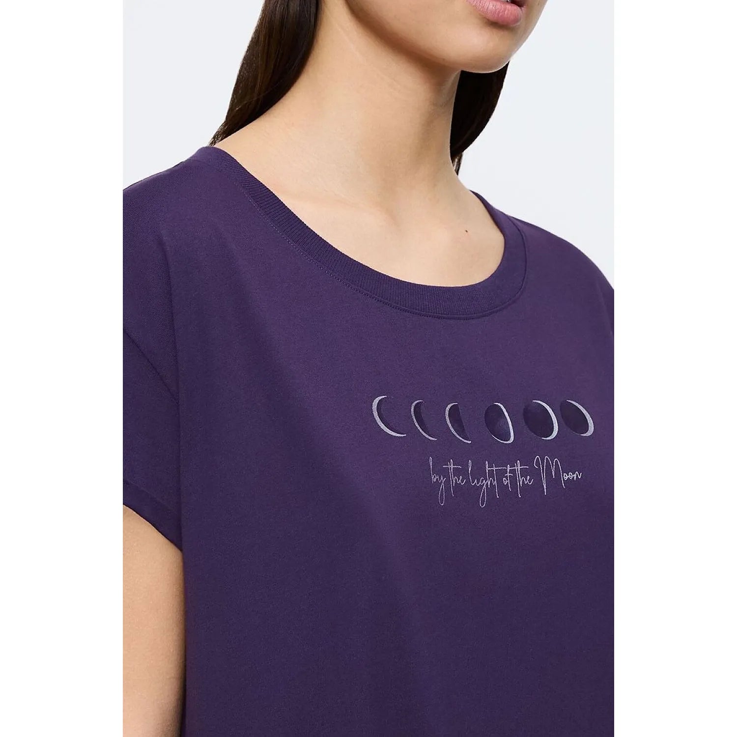 Chemise nuit femme violette en coton, manches courtes, motifs phases de lune, style moderne et élégant.