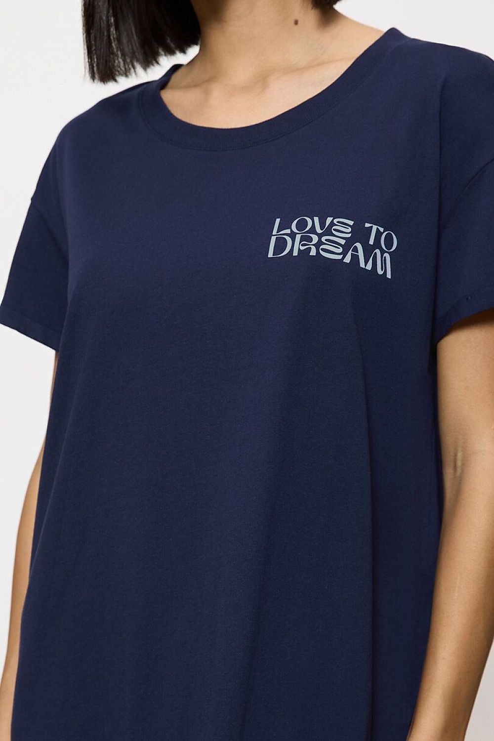 Chemise de nuit bleue à manches courtes, inscription Love to Dream, tissu doux et respirant pour confort nocturne.