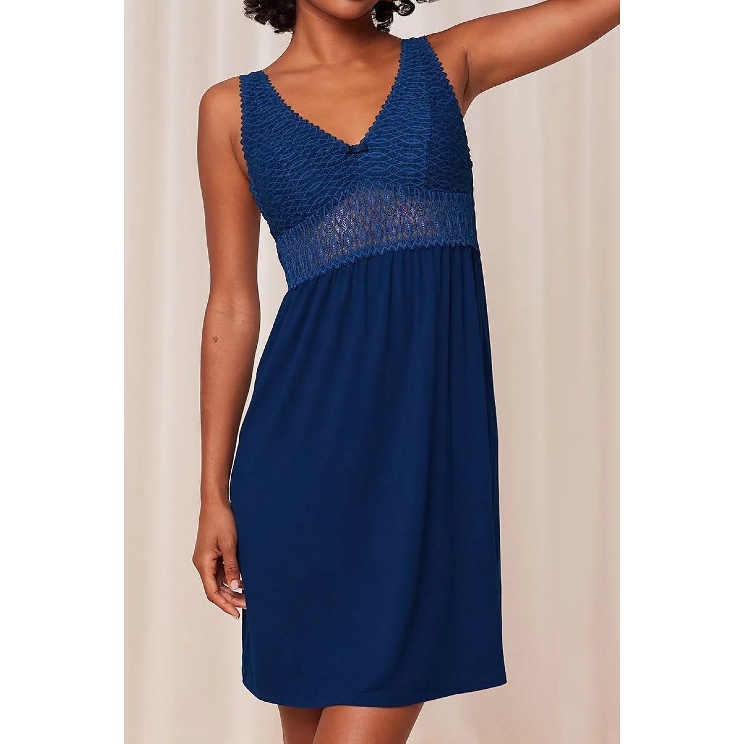 Chemise de nuit bleue élégante en TENCEL pour femmes, coupe fluide, détails en dentelle, confort et style.