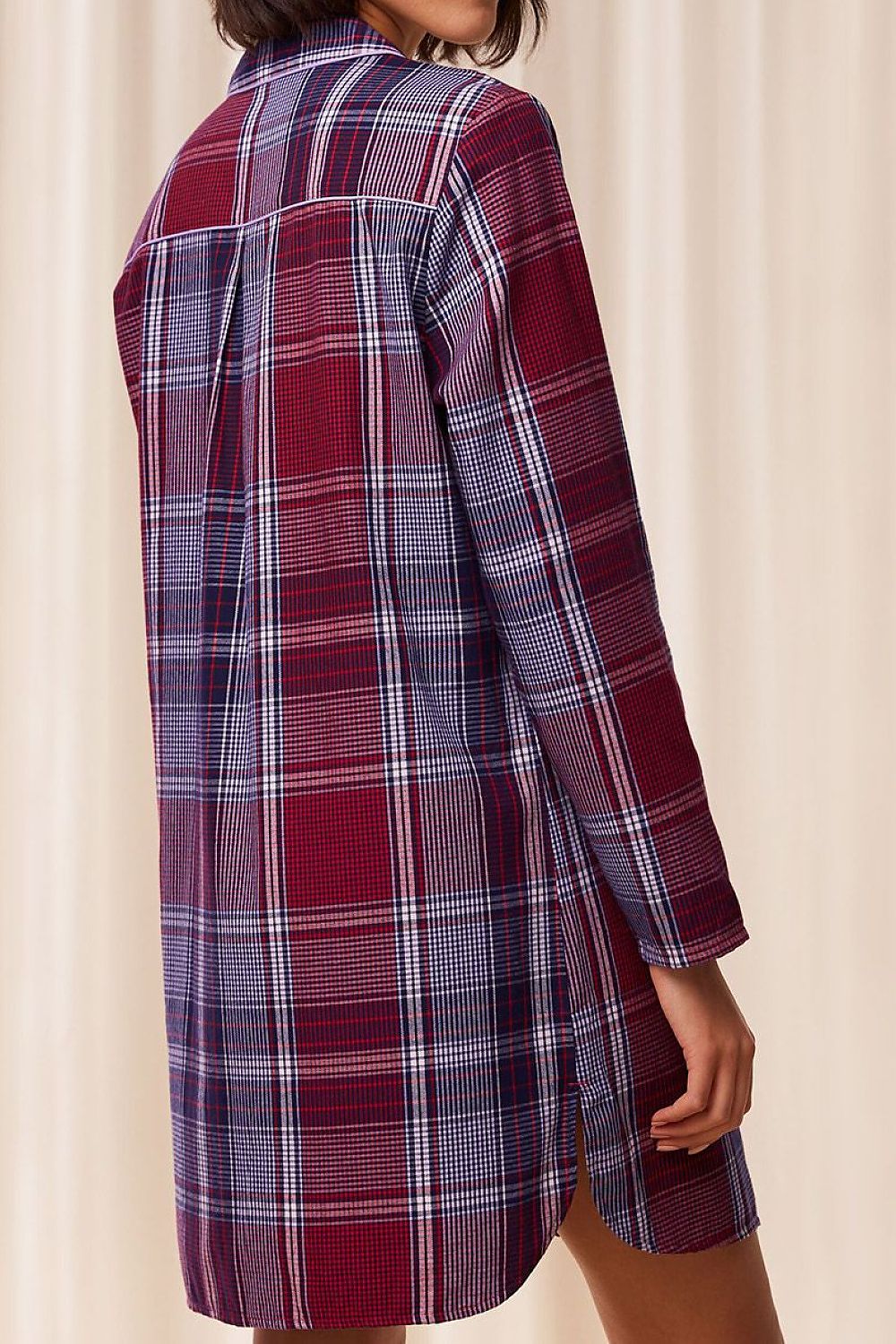 Chemise de nuit Triumph à carreaux rouges et bleus, manches longues, coupe ample, col classique, coton bio.