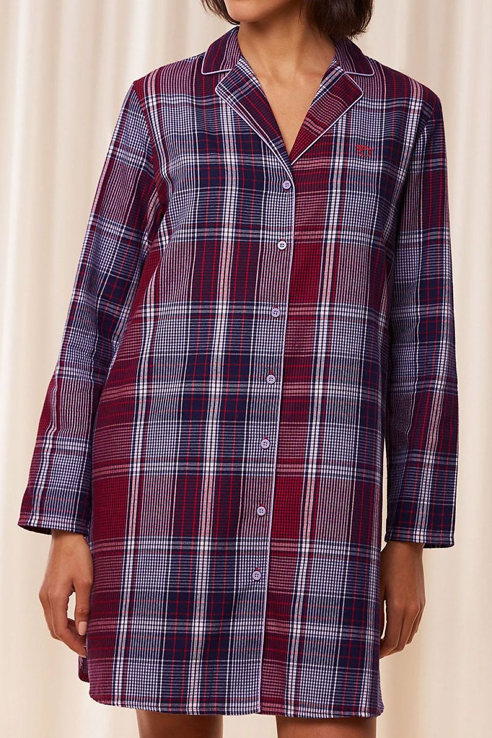 Chemise de nuit à carreaux rouges et bleus, manches longues, col classique, coupe ample en coton biologique.