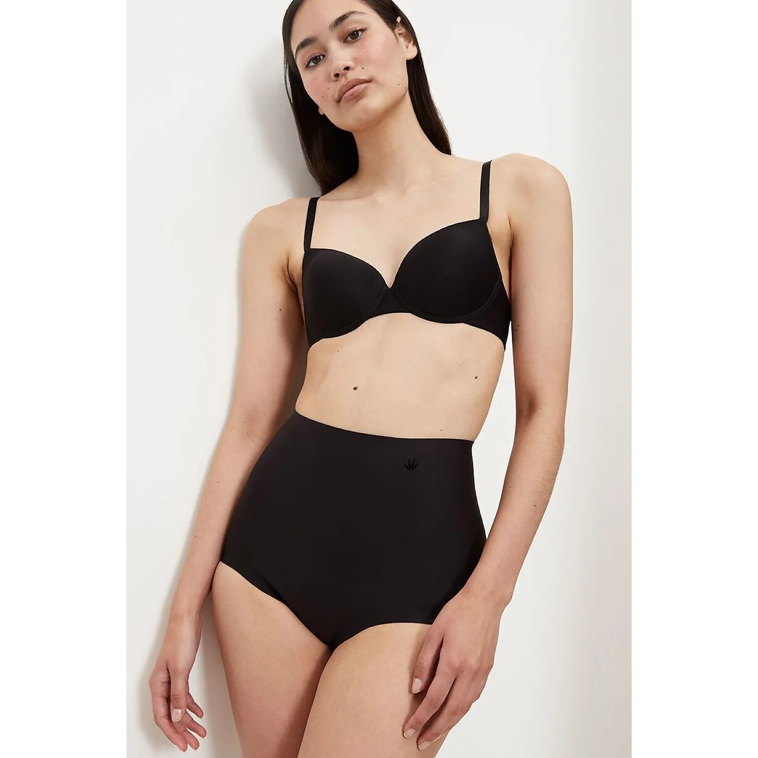 Culotte taille haute noire shaping Triumph, élégante et confortable, avec technologie Tummy Control pour silhouette affinée.