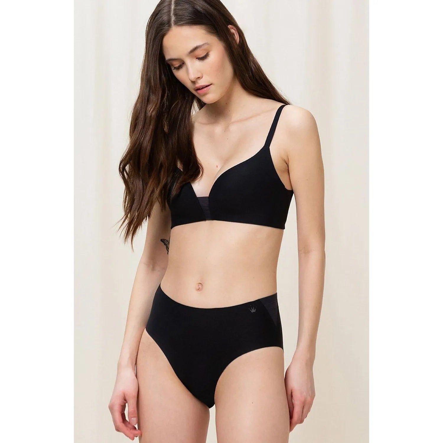 Culotte noire sans couture en dentelle recyclée Triumph, coupe maxi, élégante et confortable, portée par un mannequin.