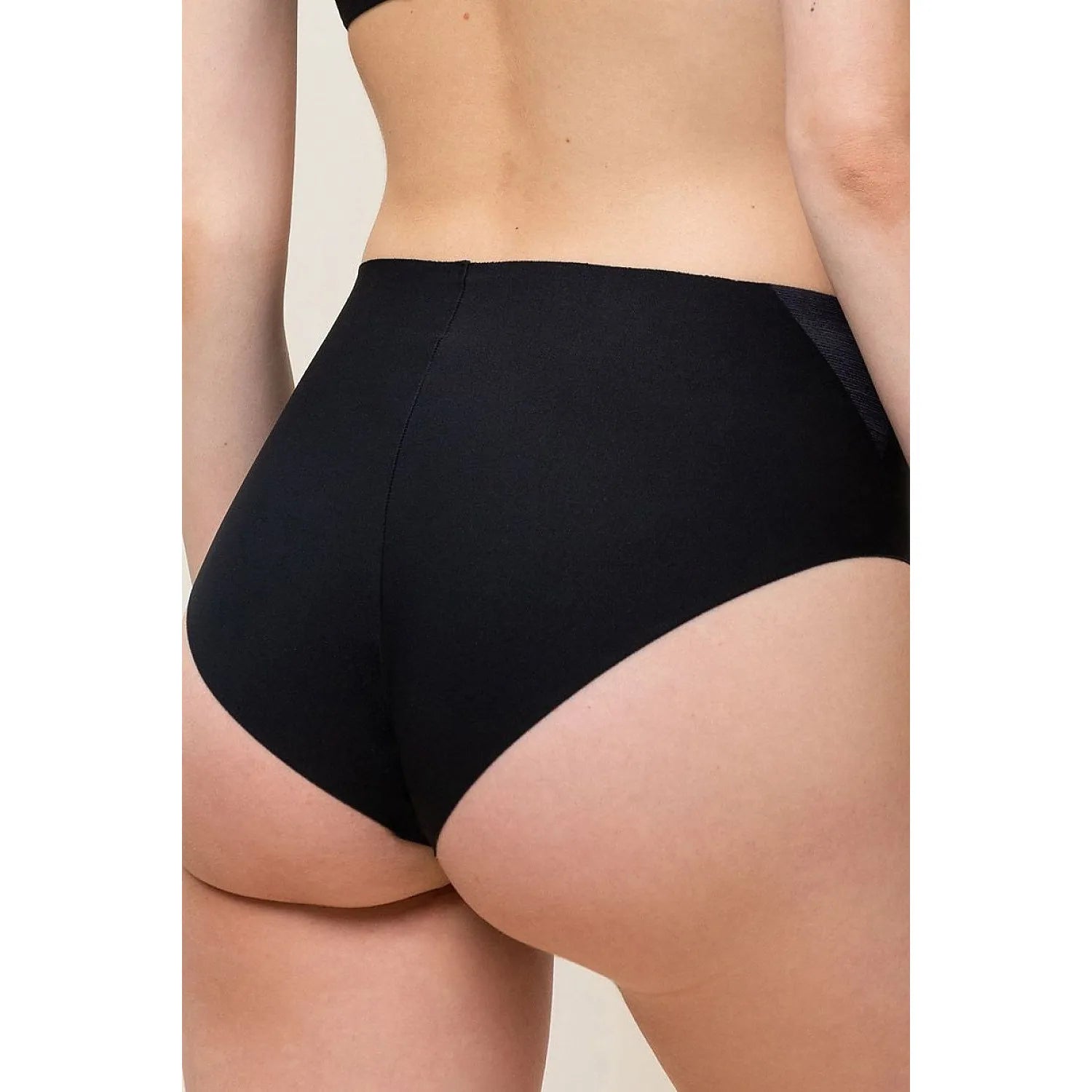 Culotte noire sans couture en dentelle élastique recyclée, coupe maxi, confort et élégance Triumph.