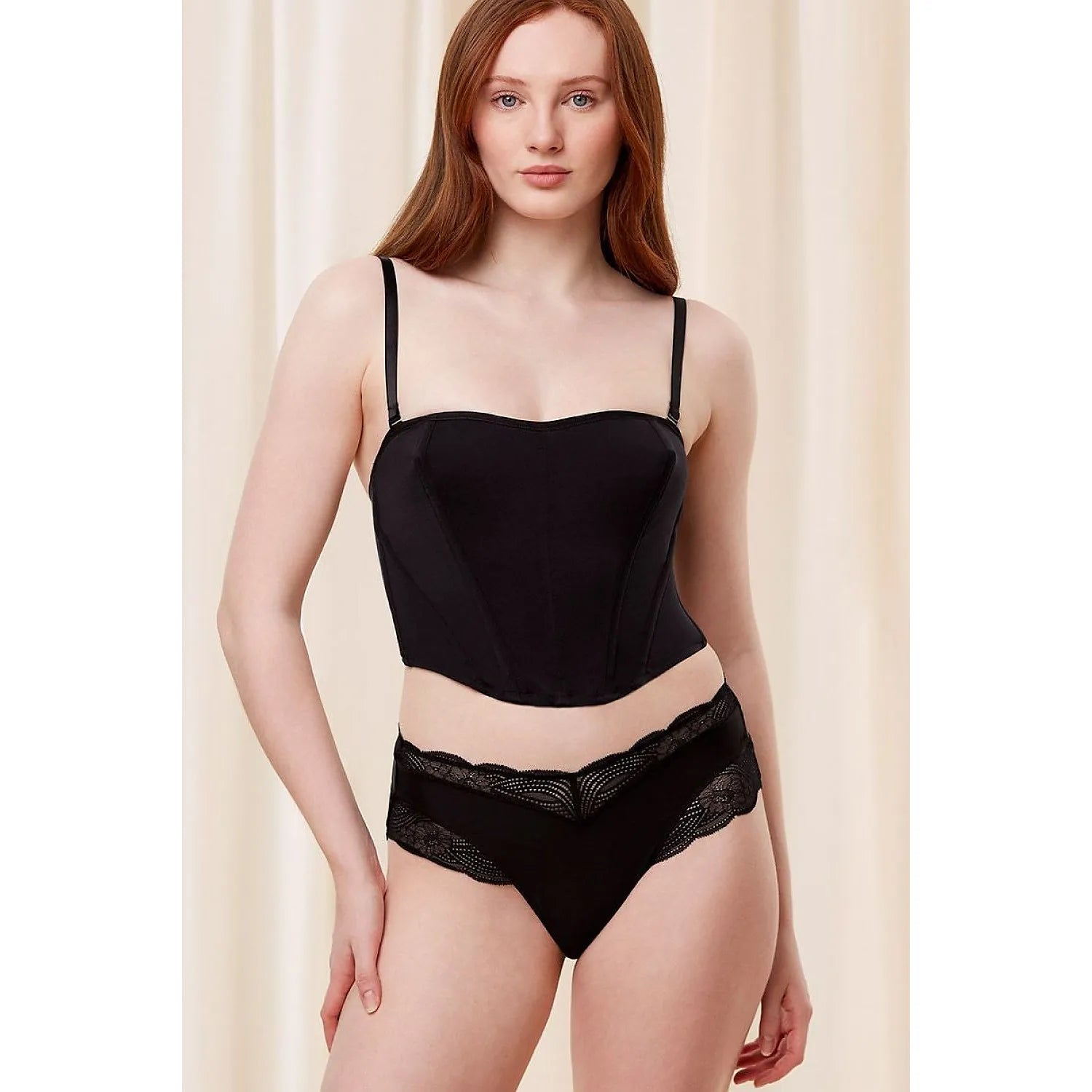 Culotte noire en dentelle microfibre recyclée Triumph, ajustement parfait, invisible sous les vêtements, élégance quotidie...