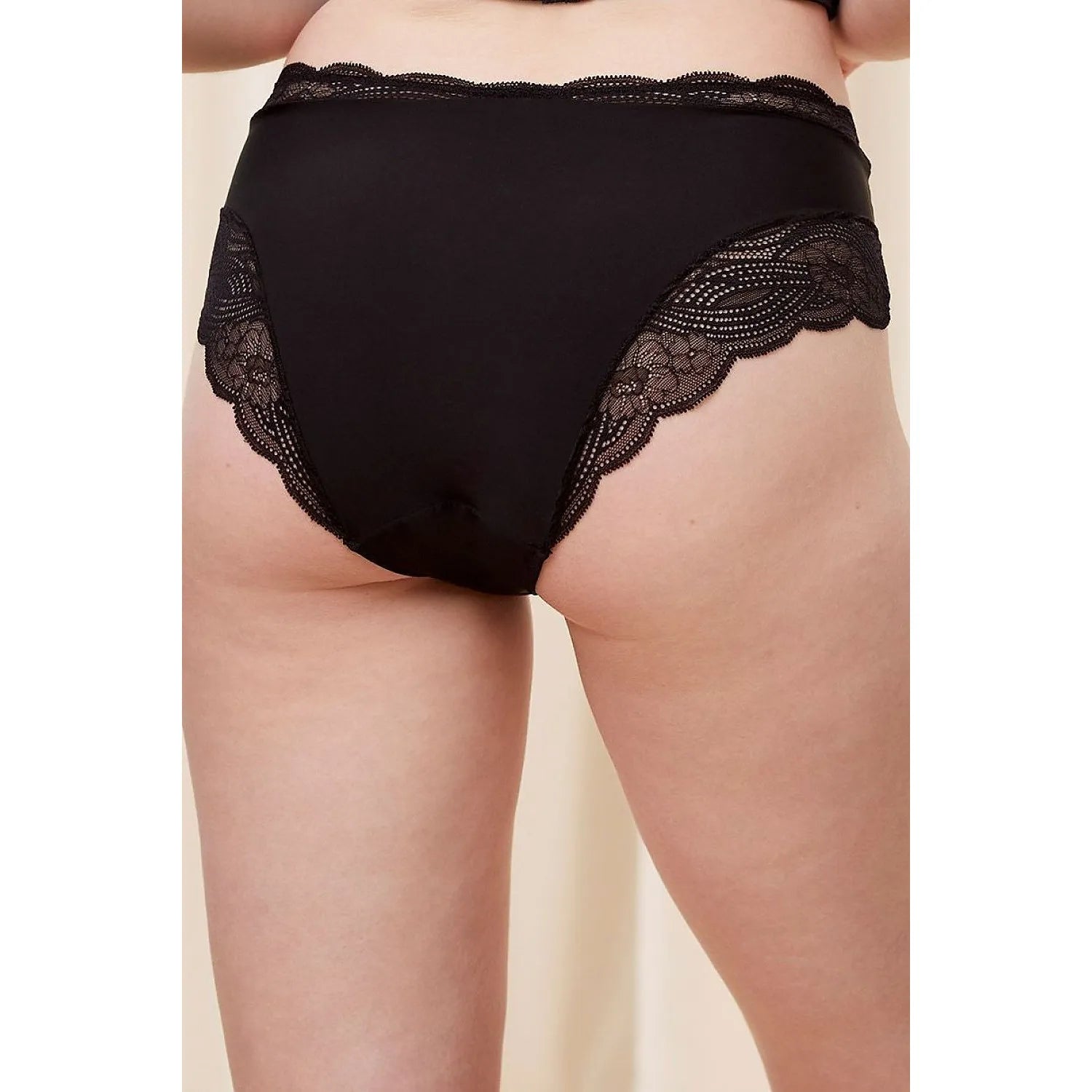 Culotte noire en dentelle microfibre recyclée Triumph, ajustement parfait, invisible sous les vêtements, élégance et confort.