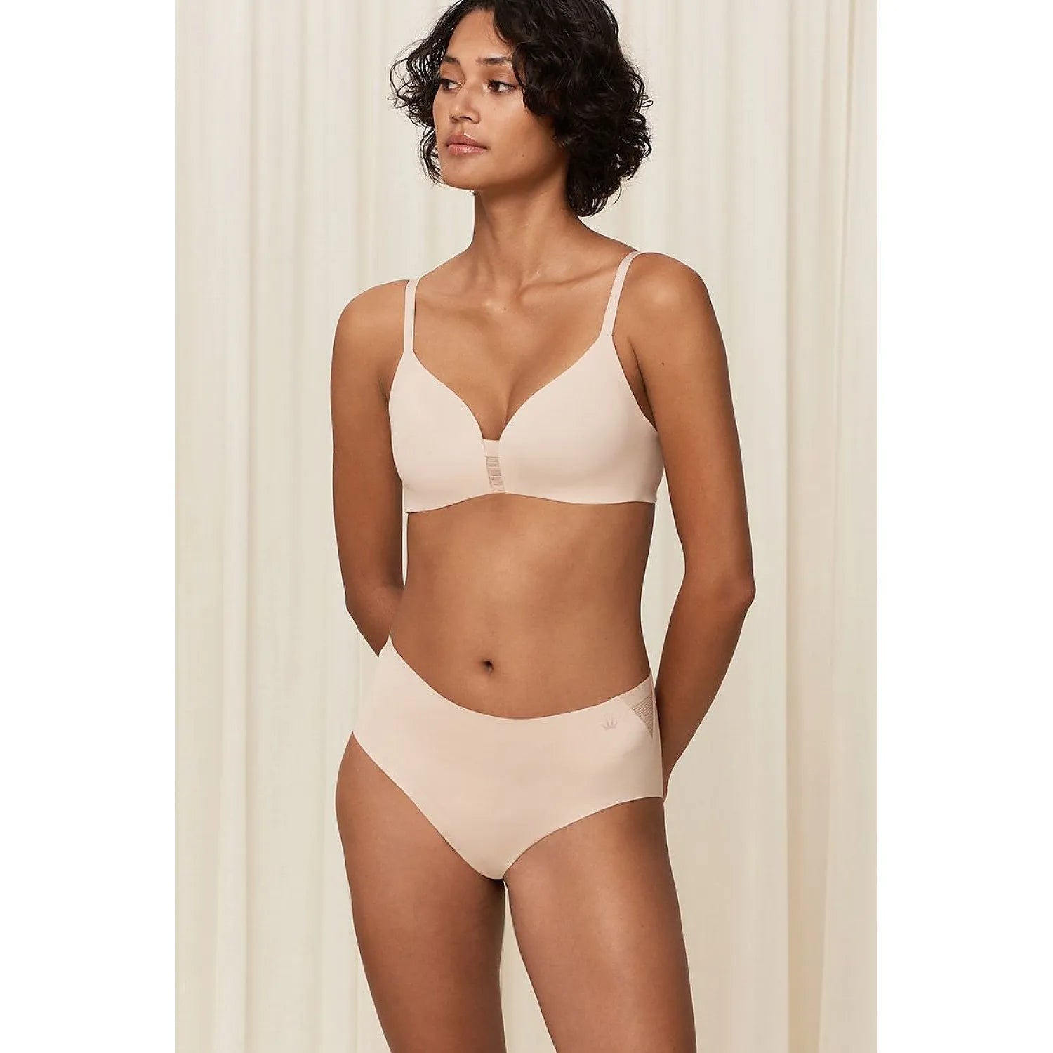 Culottes invisibles sans couture beige Flex Smart Maxi EX femmes, confort moderne, portées sous vêtements ajustés.