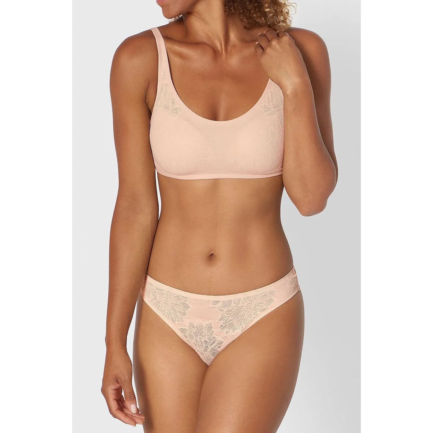 Culotte dentelle florale beige, extensible, sans couture, invisible sous vêtements, élégance et confort féminin.