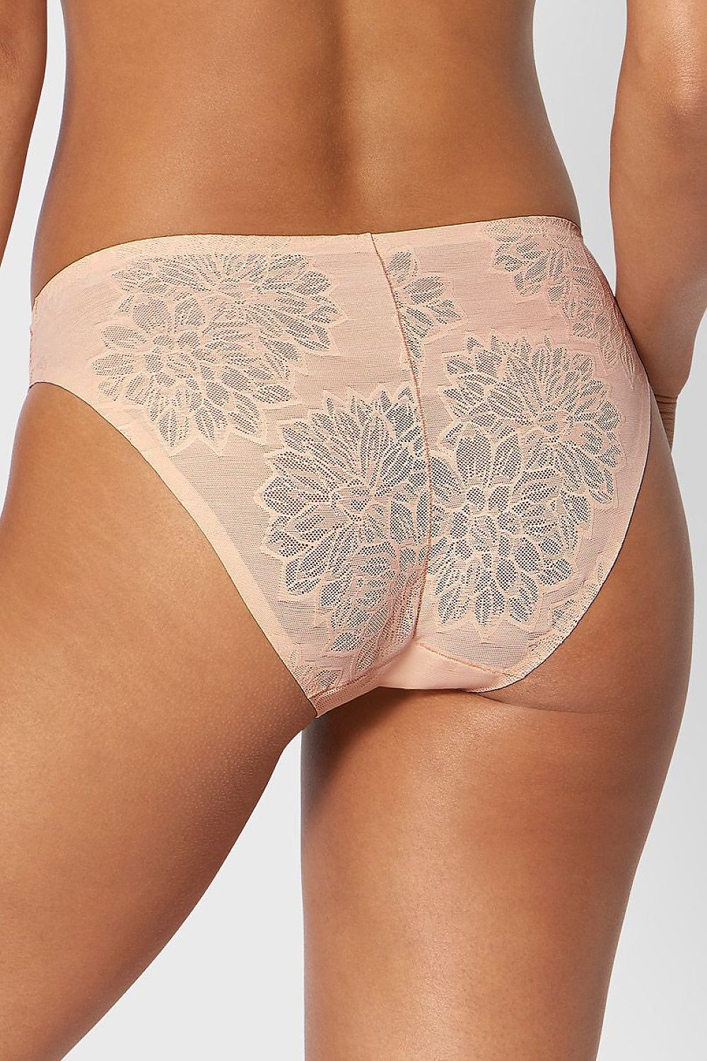 Culottes Triumph roses en dentelle extensible avec motif floral gris, finition sans couture, ajustement parfait.
